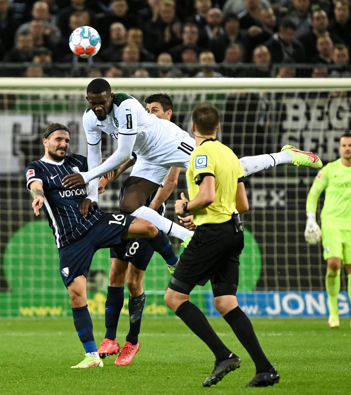 Fußball-Bundesliga, Bor. Mönchengladbach - VfL Bochum: Bochums Konstantinos Stafylidis und Mönchengladbachs Marcus Thuram kämpfen um den Ball.