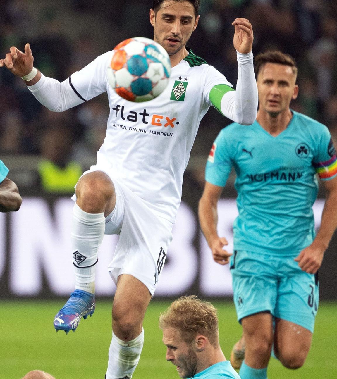 20.11.2021, Nordrhein-Westfalen, Mönchengladbach: Fußball: Bundesliga, Borussia Mönchengladbach - SpVgg Greuther Fürth, 12. Spieltag, Stadion im Borussia-Park. Gladsbachs Lars Stindl (oben) und der Fürther Sebastian Griesbeck (unten) versuchen den Ball zu spielen.