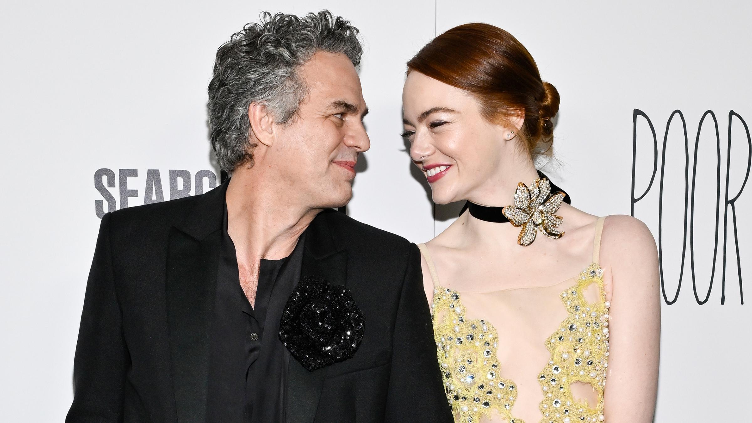 Emma Stone und Mark Ruffalo bei der Premiere ihres Films  „Poor Things“ in New York. 