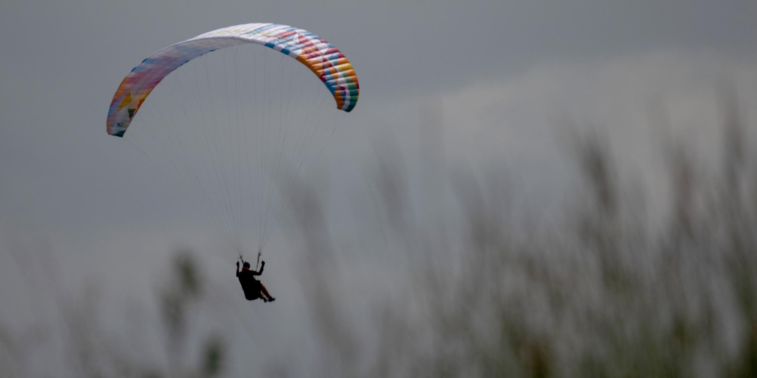 Ein Gleitschirmflieger 