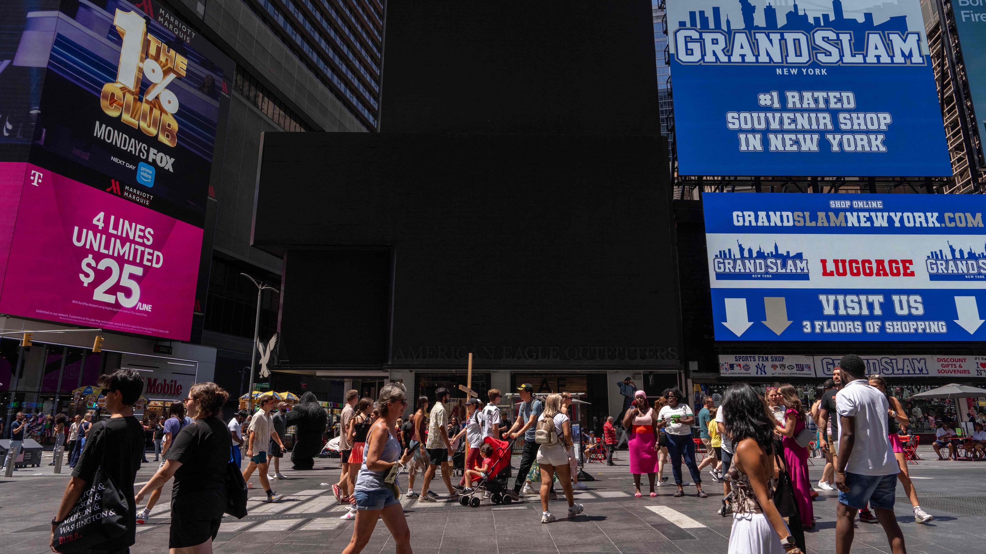 Einige digitale Werbetafeln am Times Square sind aufgrund des globalen IT-Ausfalls am 19.07.2024 in New York City leer.