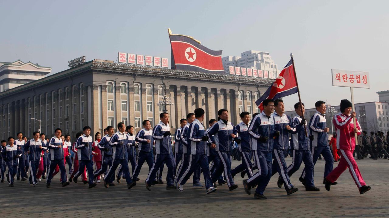Gold Fur Kim Ein Leben Fur Nordkoreas Fuhrer Zdfmediathek