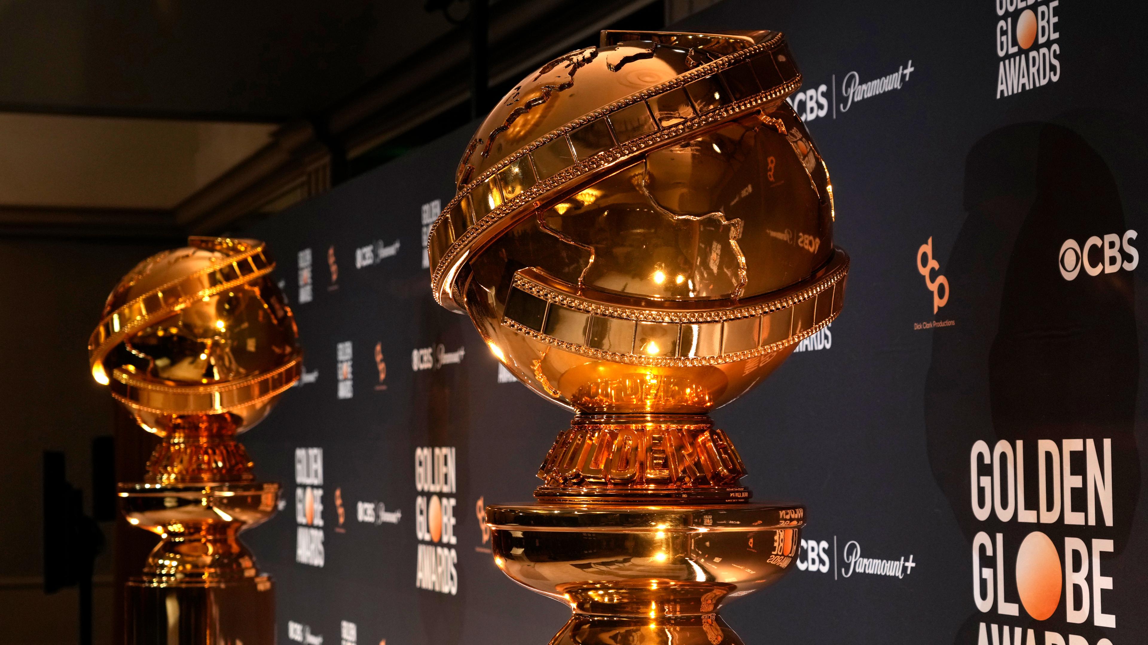 USA, Beverly Hills: Repliken der Golden-Globe-Trophäe stehen bei der Nominierungsveranstaltung für die 81. Golden Globe Awards im Beverly Hilton Hotel. 