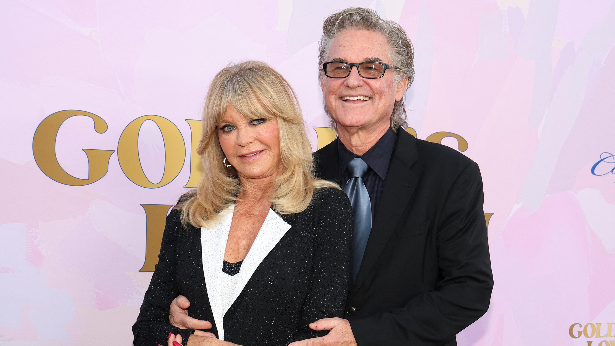 Goldie Hawn und Kurt Russell sind seit 41 Jahren ein Paar. Ihre Rolle als Großeltern von acht Enkelkindern lieben sie, wie beide immer wieder mit süßen Schnappschüssen zeigen. (28.10.2024)