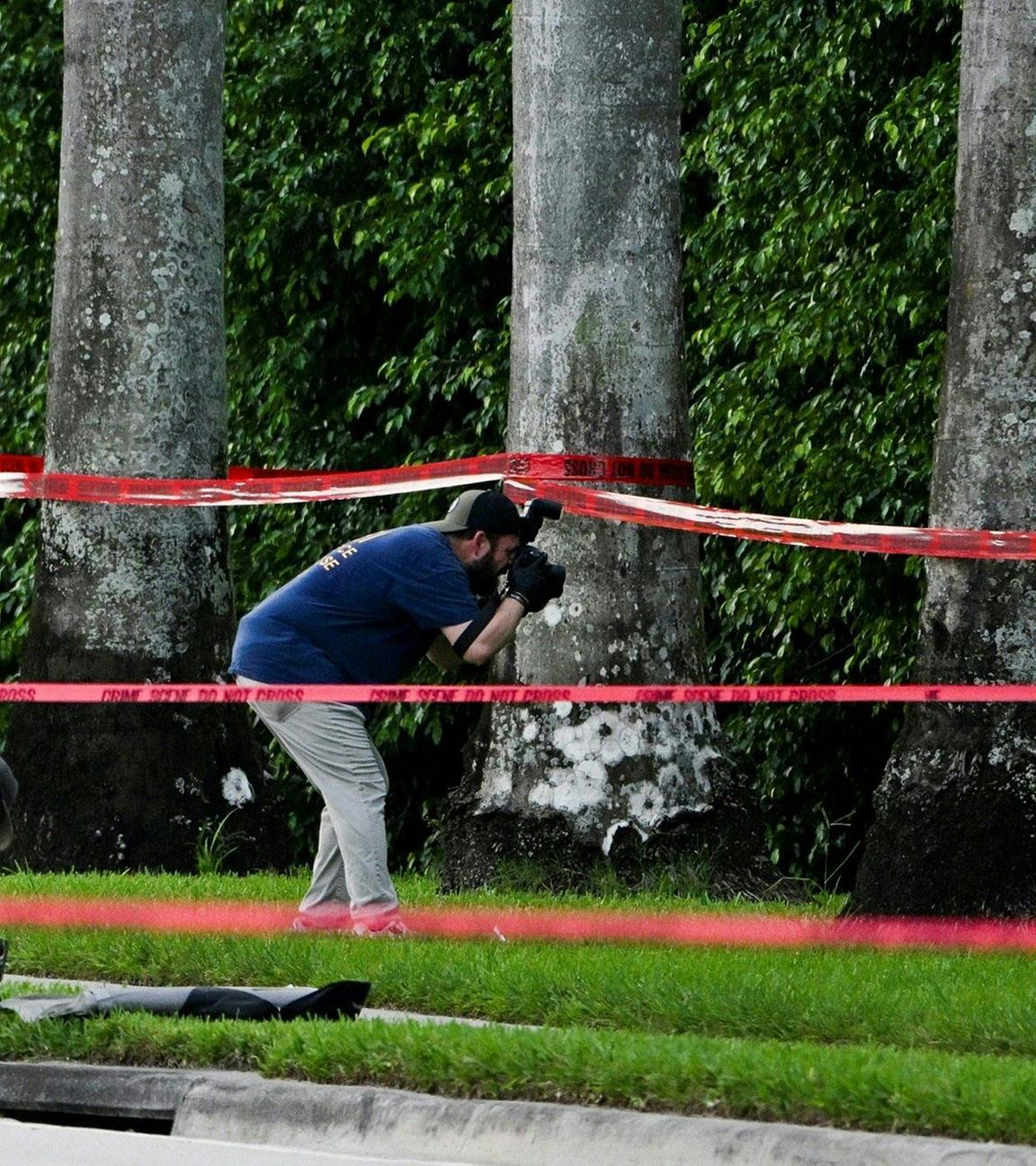 Mitglieder des FBI am Tatort außerhalb des Trump International Golf Club in West Palm Beach