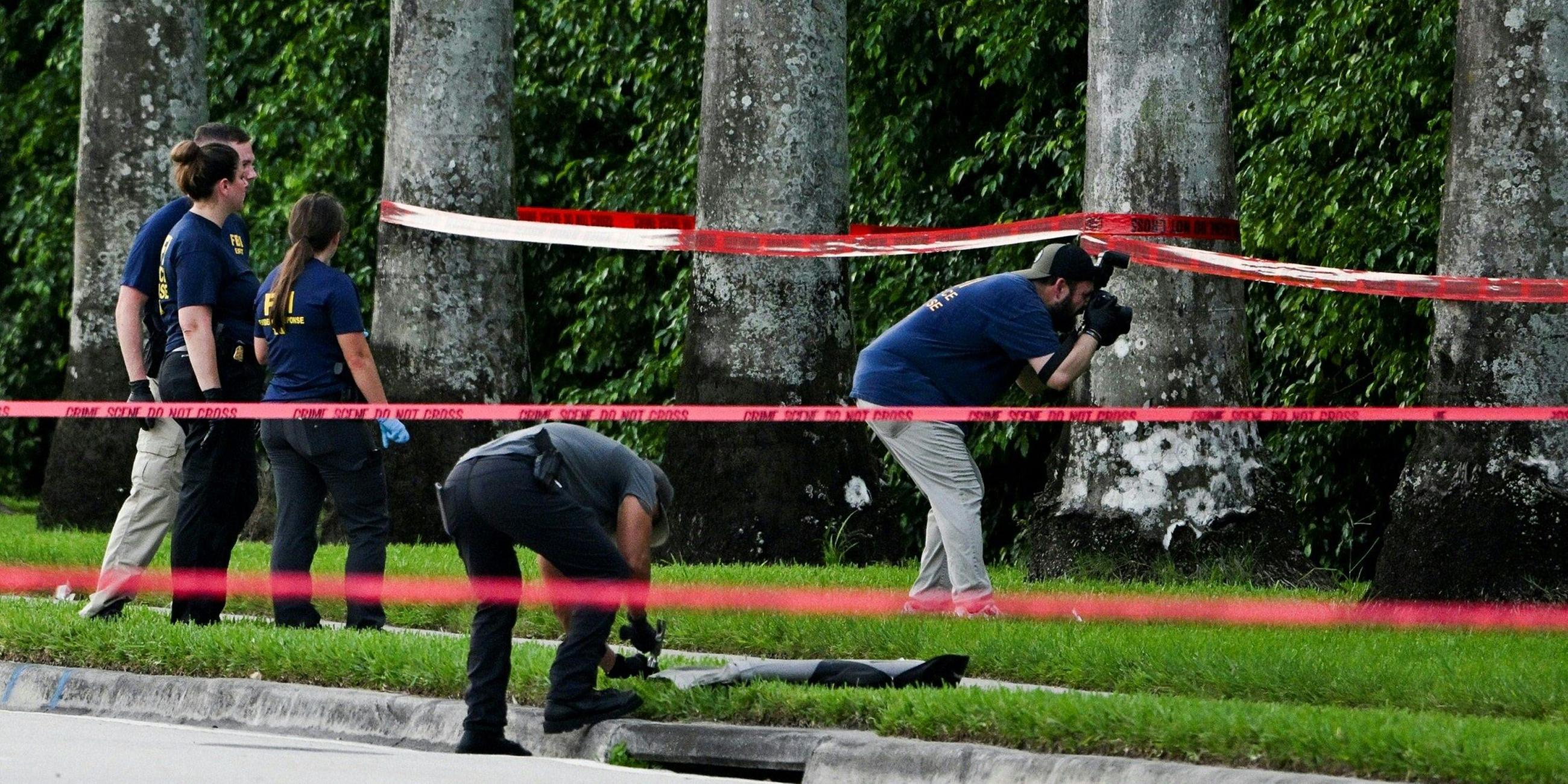 Mitglieder des FBI am Tatort außerhalb des Trump International Golf Club in West Palm Beach