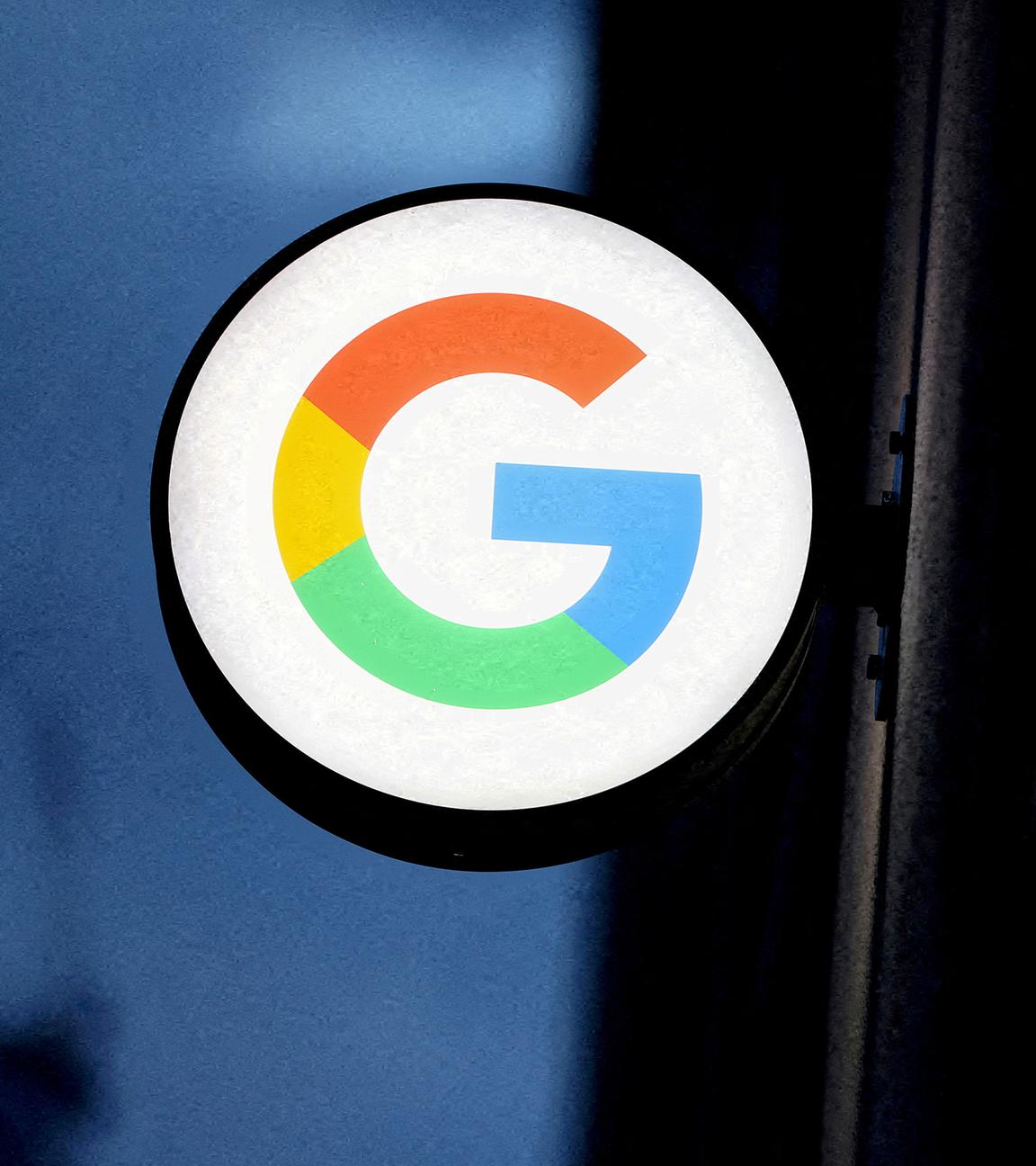 Das Logo von Google ist in einem Google Store in Manhattan zu sehen, aufgenommen am 30.09.2024