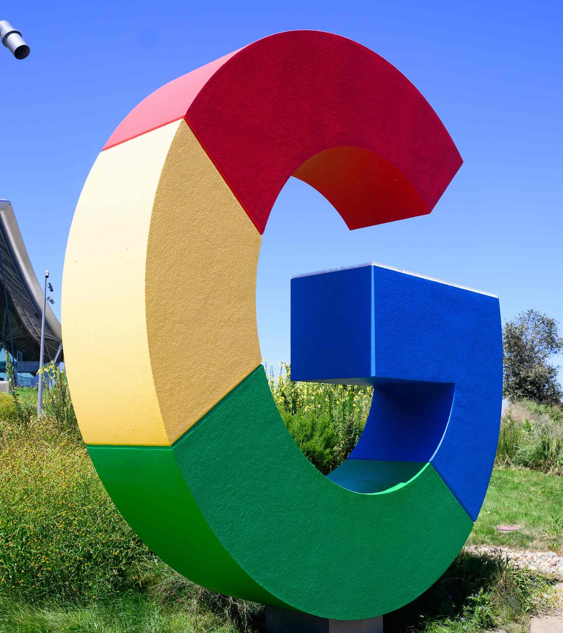 Ein großes Google-Logo vor dem Google-Campus in Californien.