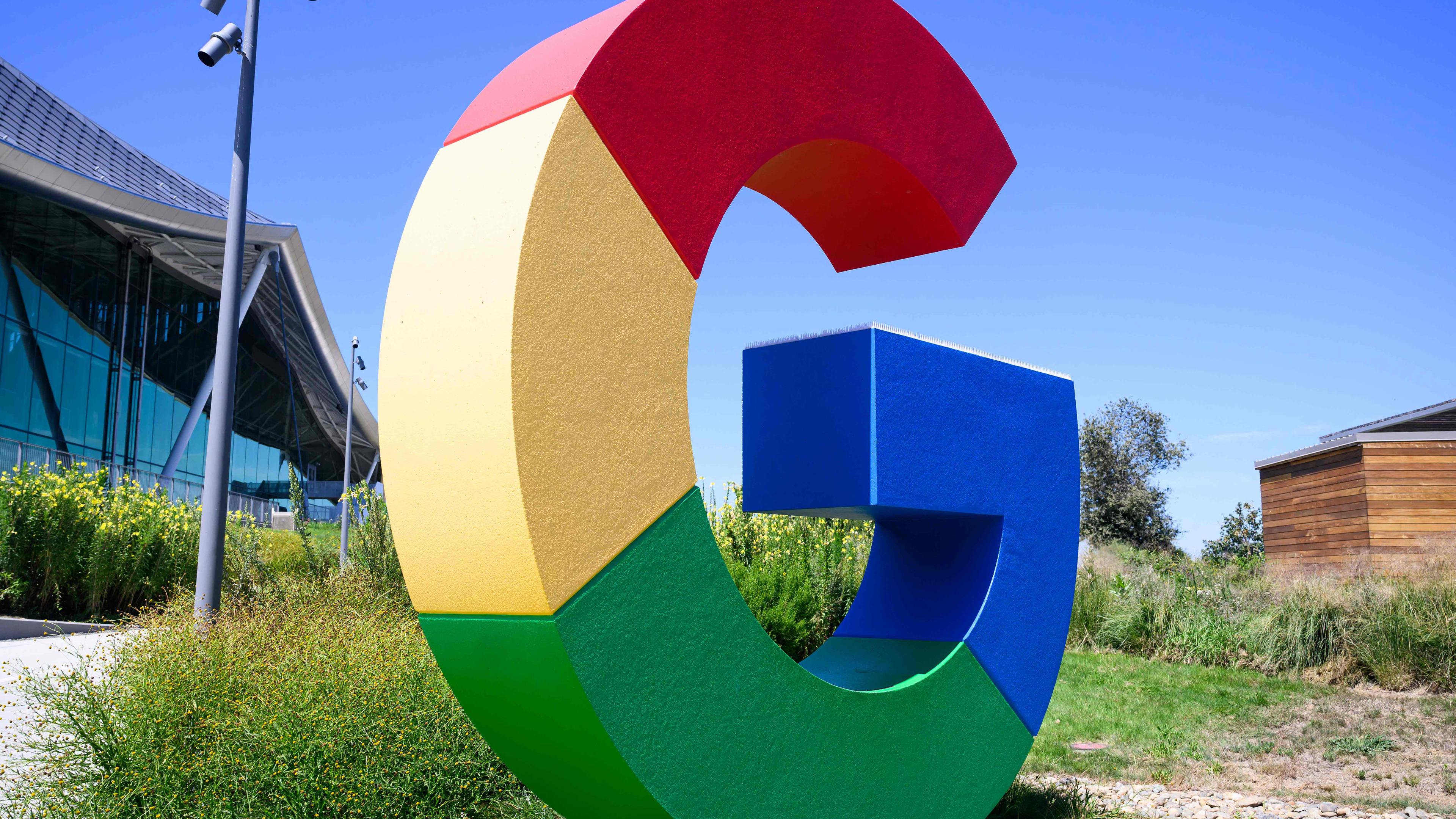 Ein großes Google-Logo vor dem Google-Campus in Californien.