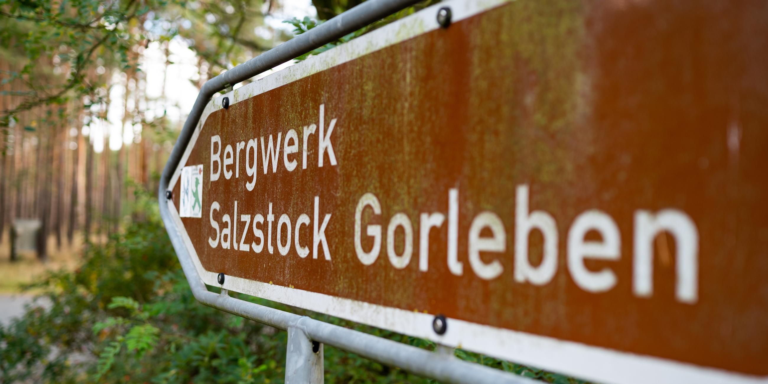 Schild zeigt Richtung Salzstock Gorleben