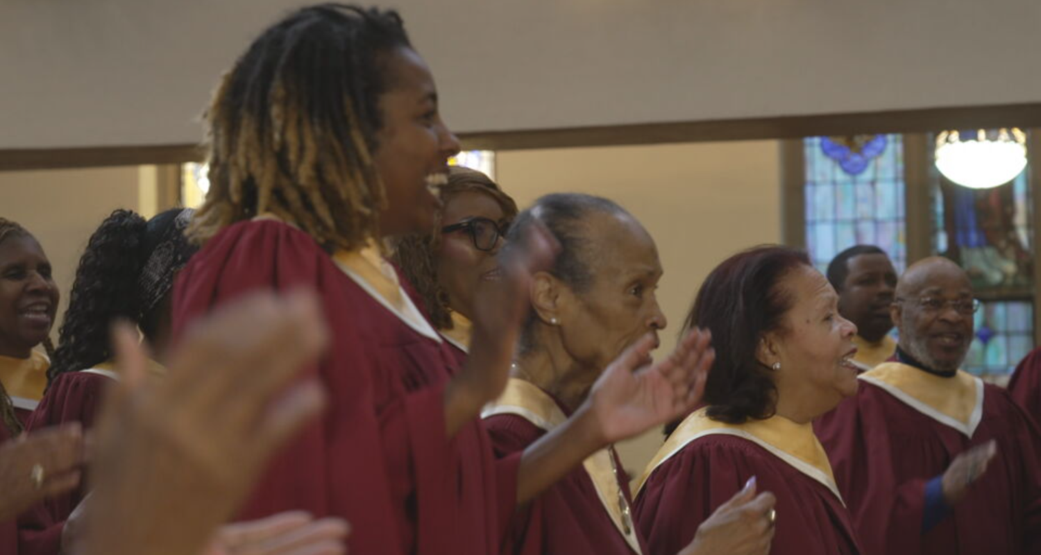 Sänger und Sängerinnen des Gospelchors "Abyssinian Baptist Church" singen und klatschen.