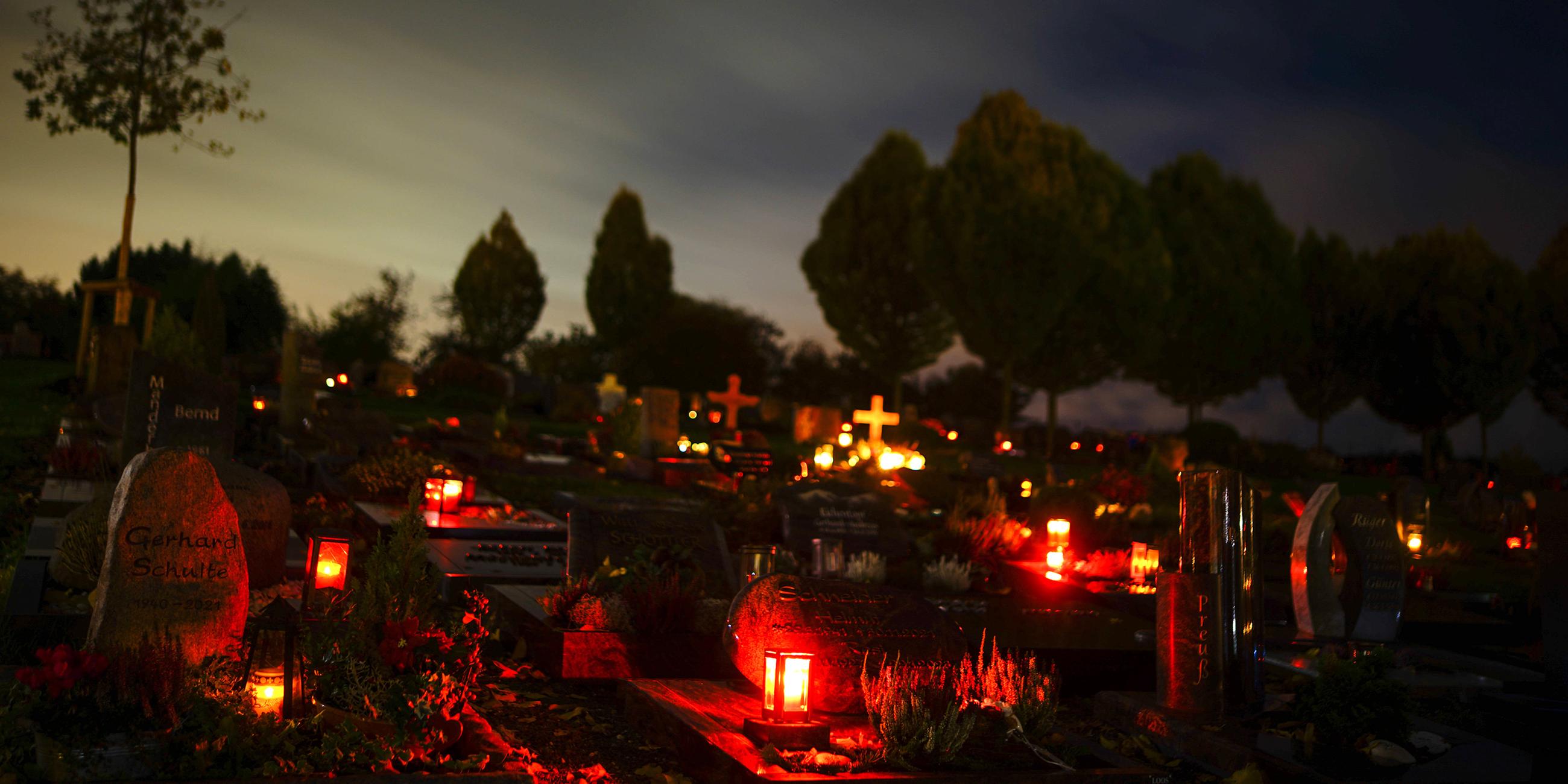 Grablichter auf einem Friedhof an Allerheiligen