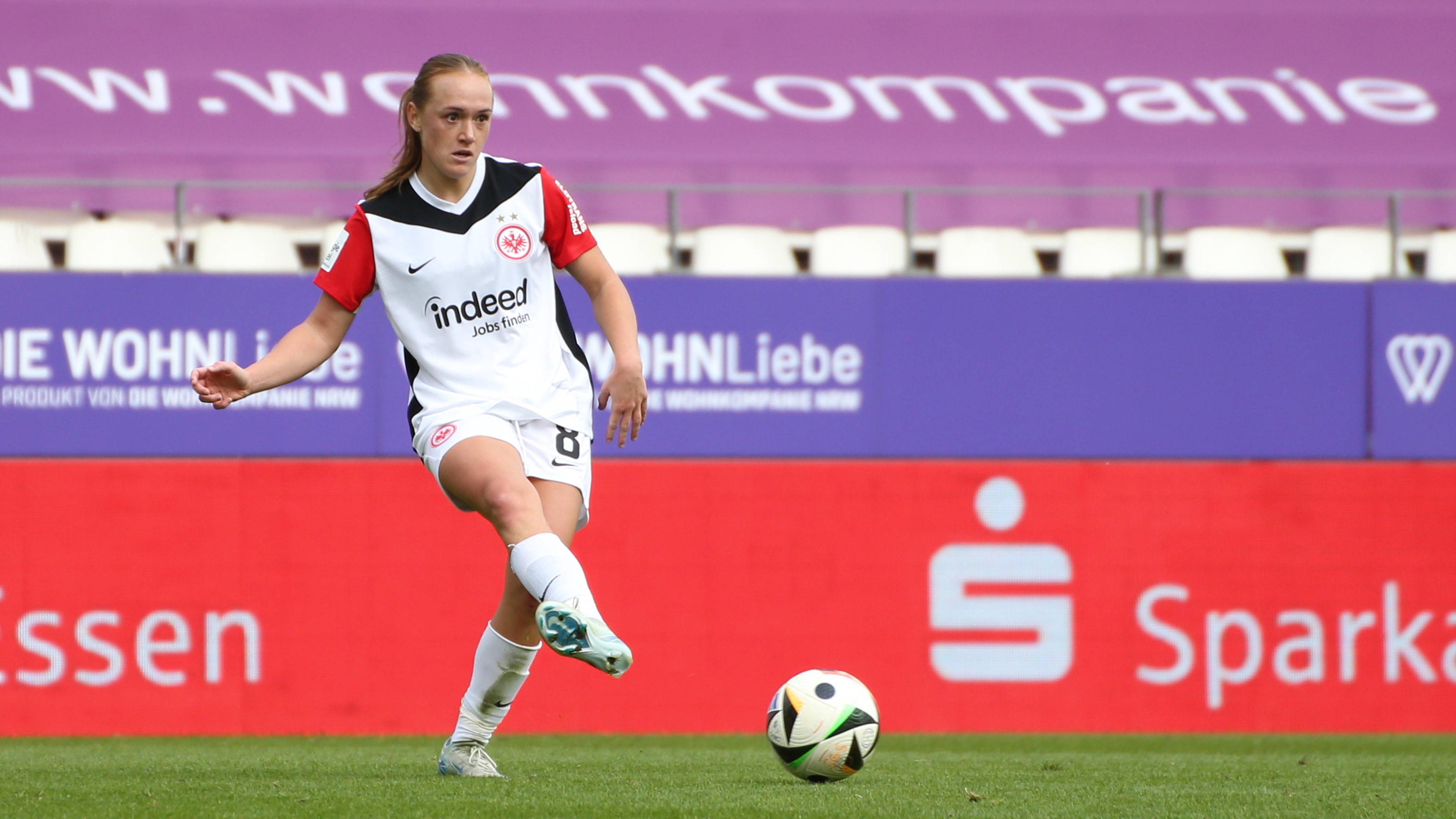 Lisanne Gräwe von Eintracht Frankfurt spielt einen Pass.