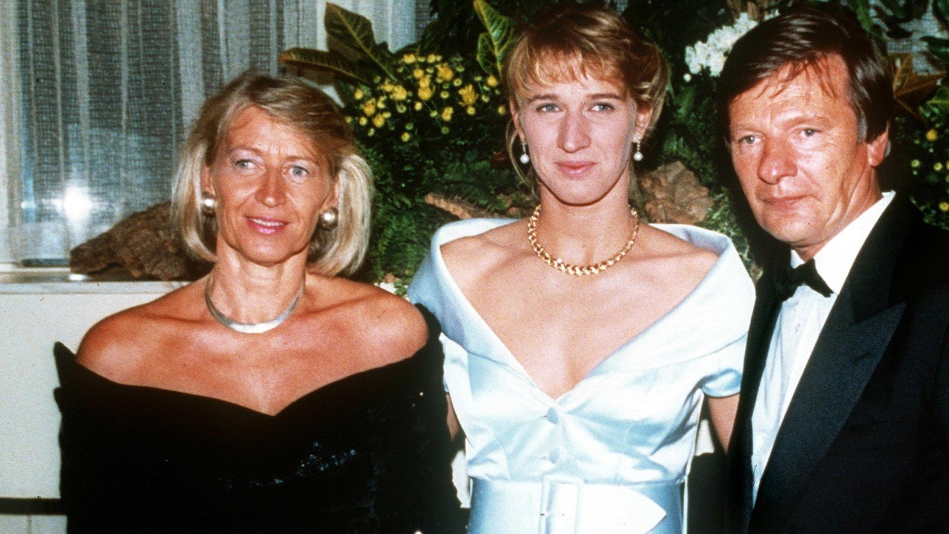 Steffi Graf 1992 mit ihren Eltern Heidi und Peter Graf Quelle: dpa. 
