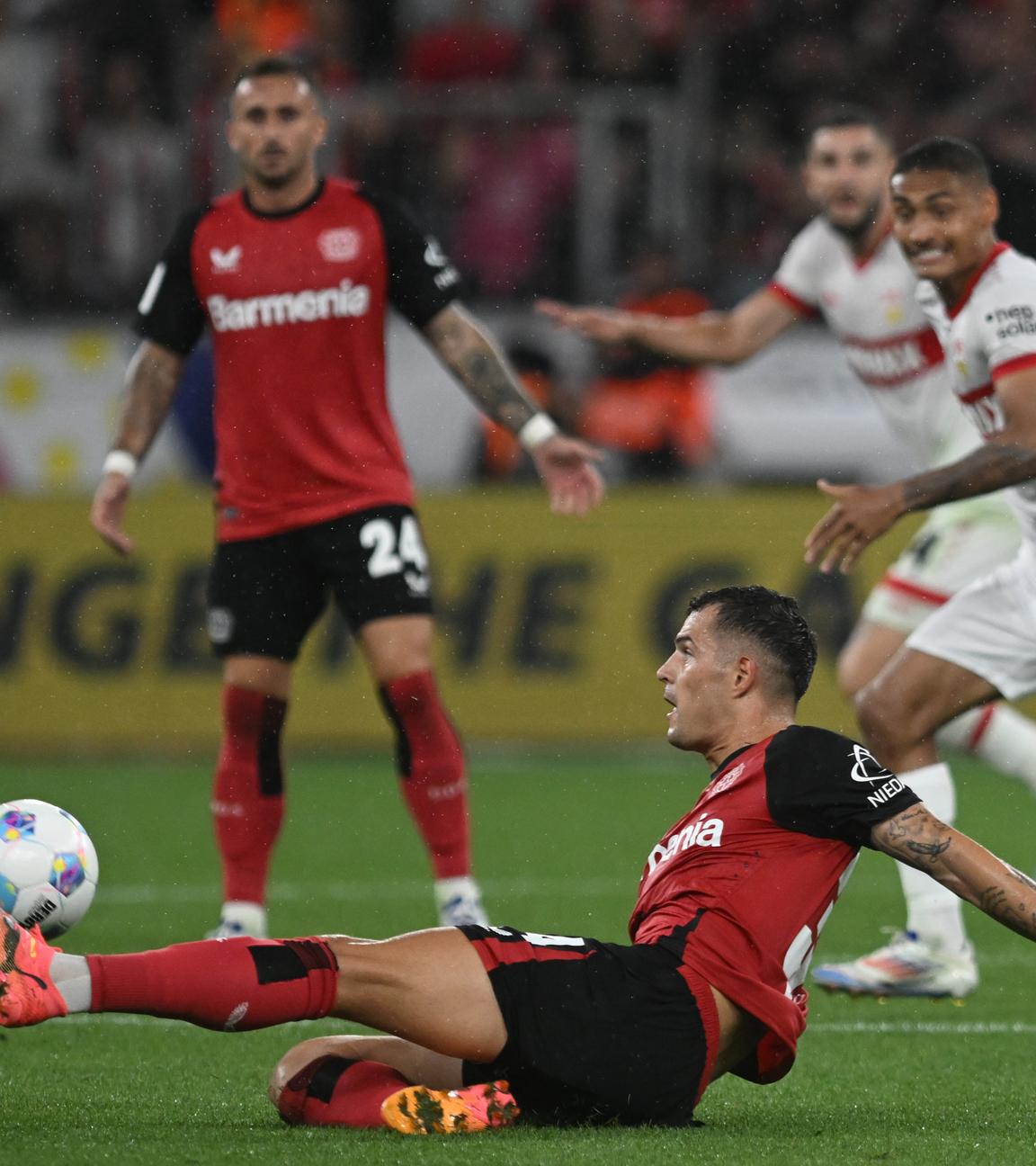 Supercup 2024: Bayer 04 Leverkusen - VfB Stuttgart: Granit Xhaka (Bayer 04 Leverkusen) mit einer Grätsche