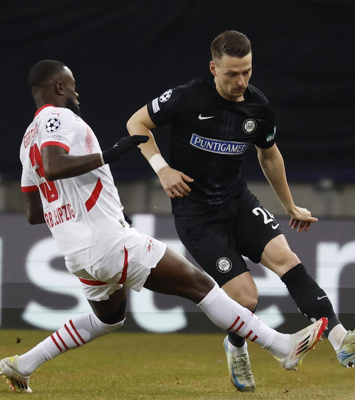 Leipzigs niederländischer Verteidiger (Nr. 03) Lutsharel Geertruida (L) und Sturm Graz' belgischer Verteidiger (Nr. 24) Dimitri Lavalee kämpfen um den Ball.