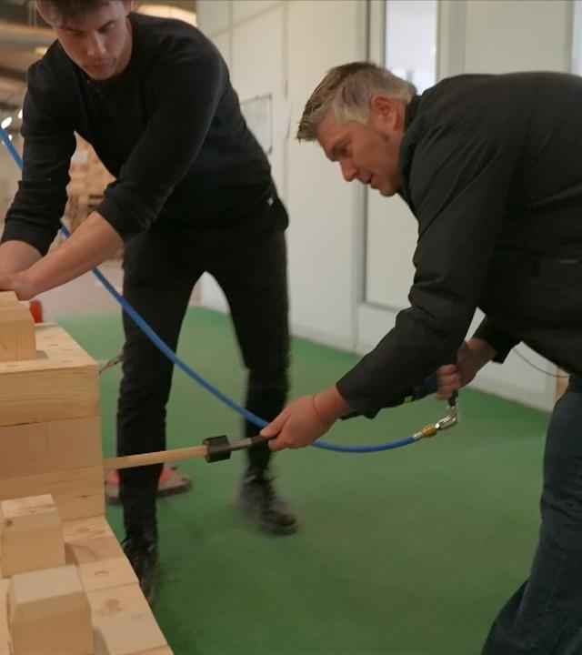 Andreas Stamm (vorne) beim Bauen