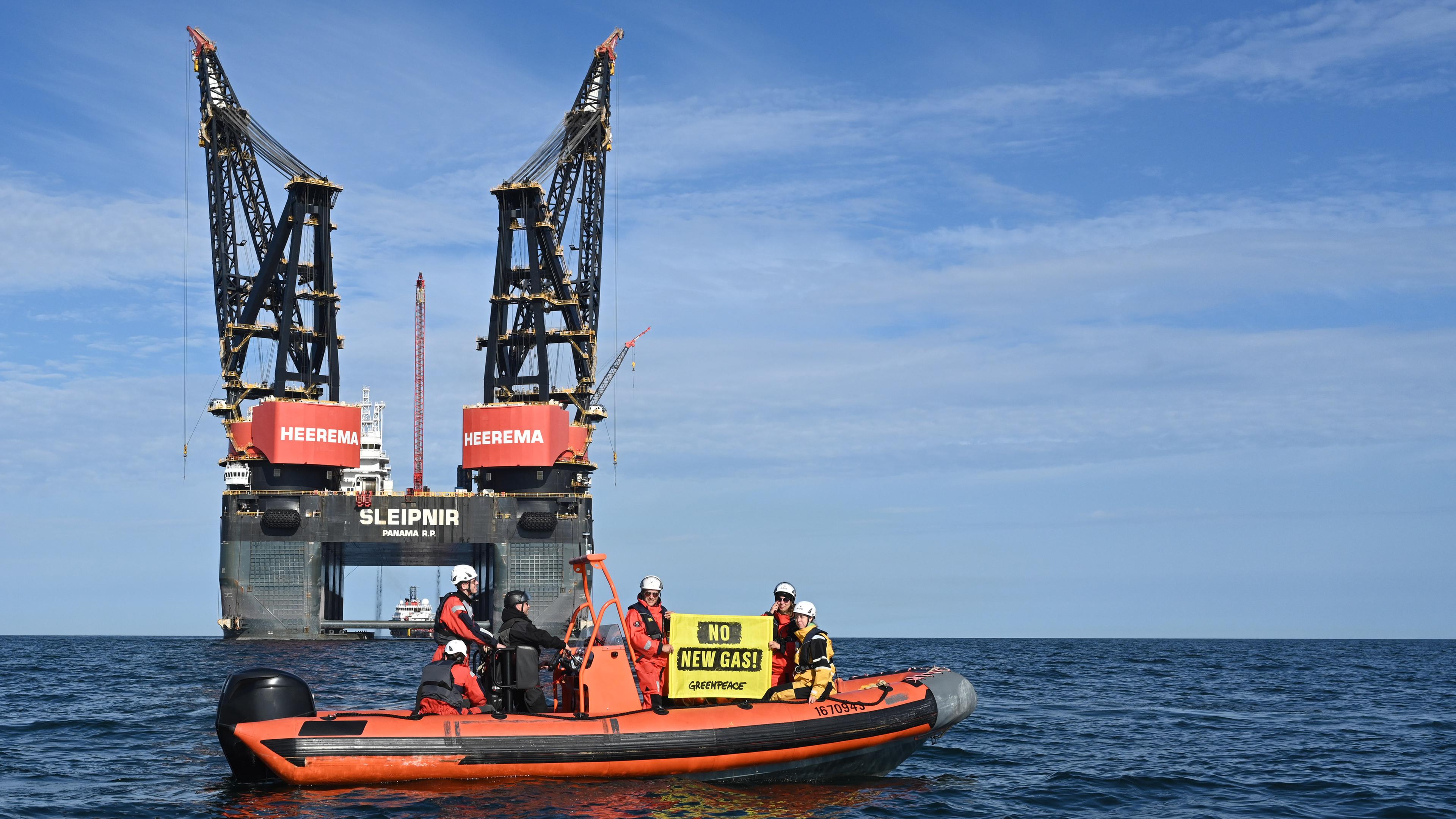 Greenpeace-Aktivisten protestieren vor Borkum gegen die Förderung von Erdgas. 