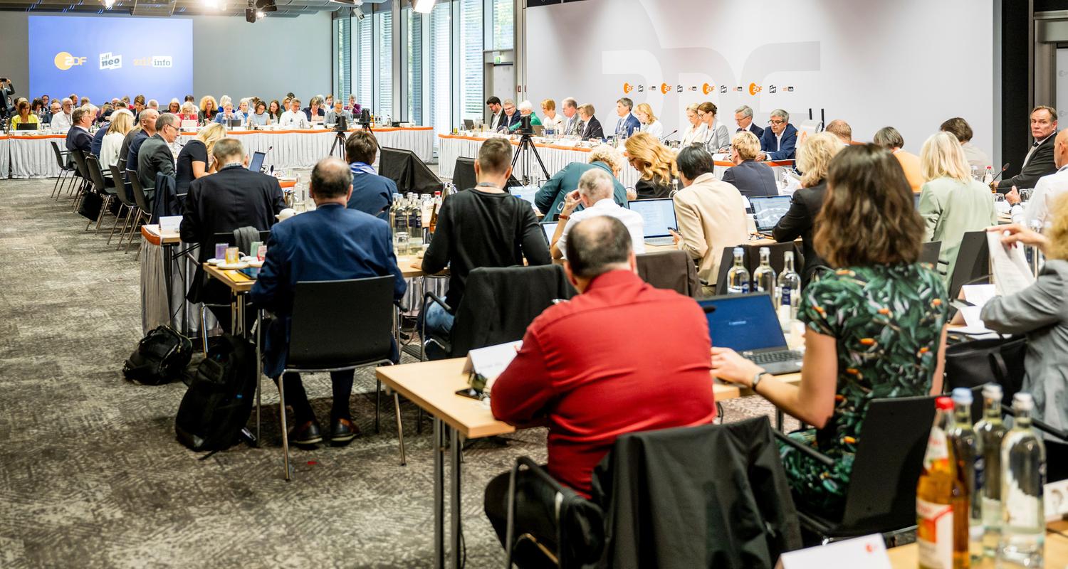 Typical Plenarsitzung ZDF-Fernsehrat: Fernsehratsmitglieder während einer Sitzung im Saal des ZDF-Konferenzzentrums