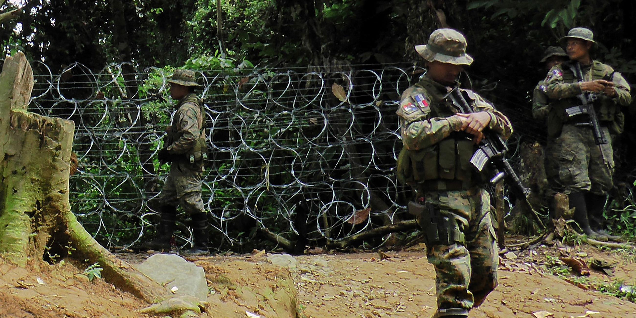Angehörige des Nationalen Grenzdienstes Panamas (Senafront) stehen am Grenzübergang Asti in der Dschungelprovinz Darien, Gemeinde Acandi, an der Grenze zwischen Kolumbien und Panama Wache.