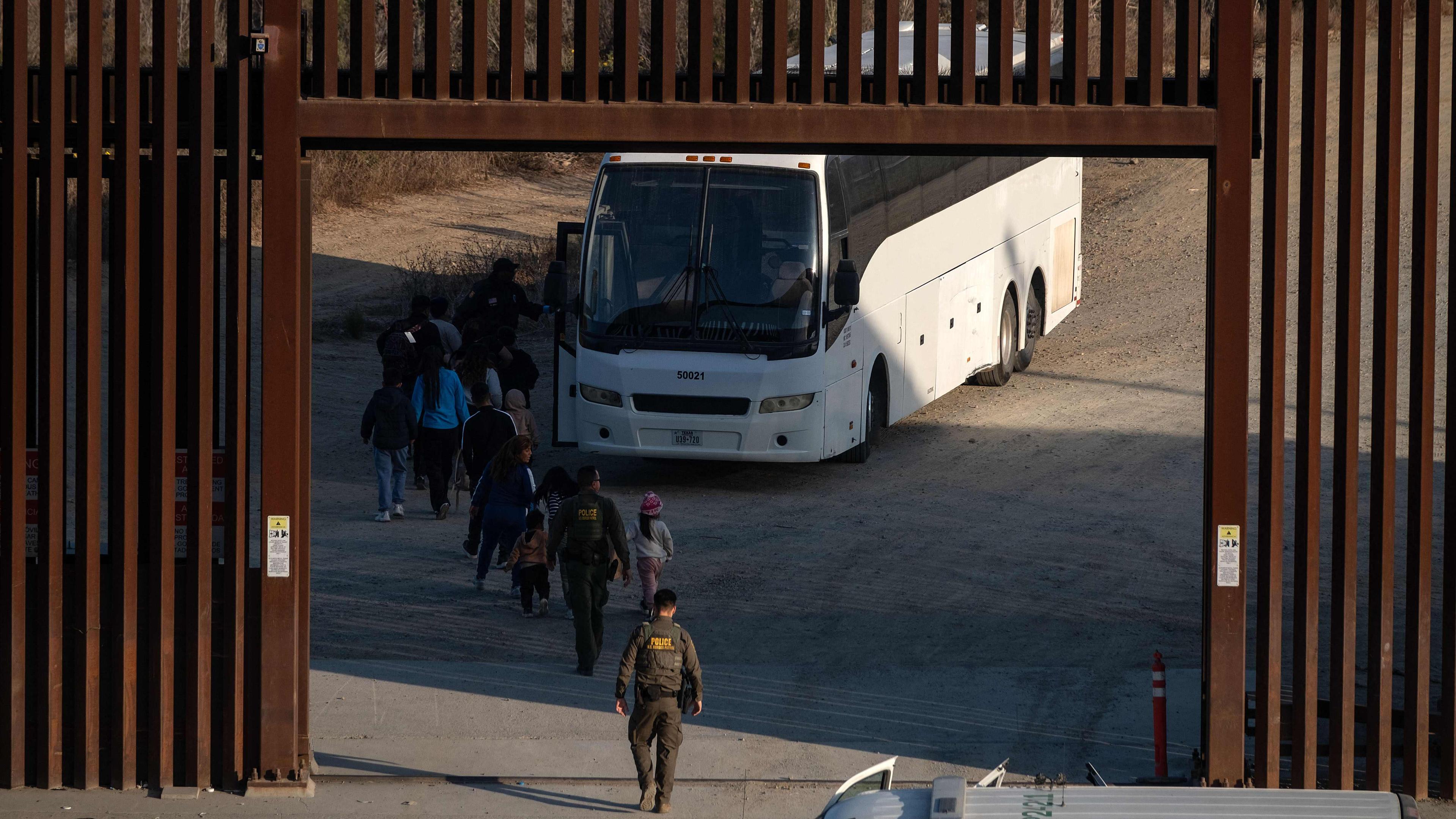 Migranten werden in Tijuana von Beamten der Grenzschutzbehörde kontrolliert.