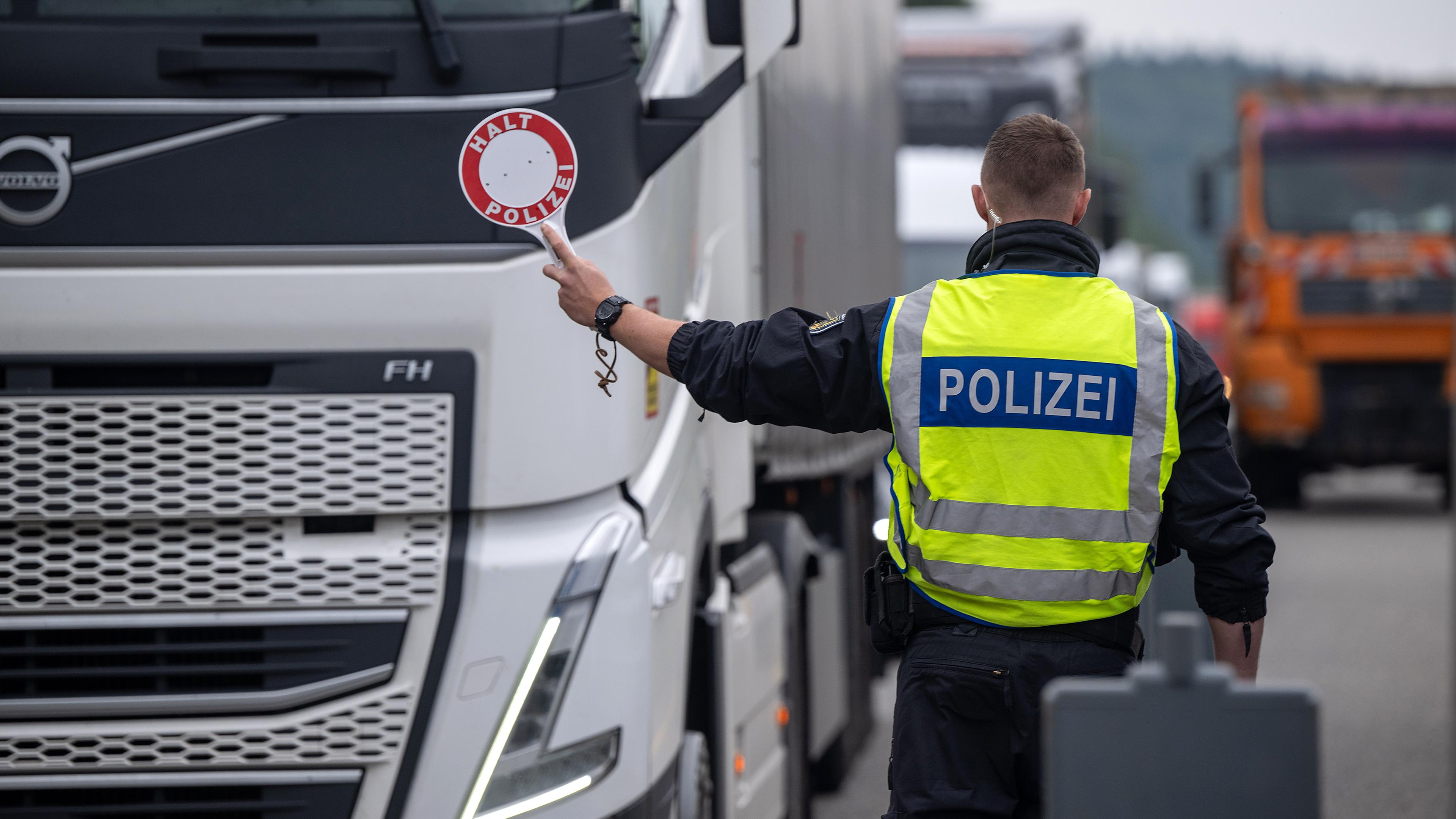 Polizisten halten kontrollieren Fahrzeuge auf der A64 bei Trier zu Beginn der Grenzkontrollen an allen deutschen Landesgrenzen, aufgenommen am 16.09.2024