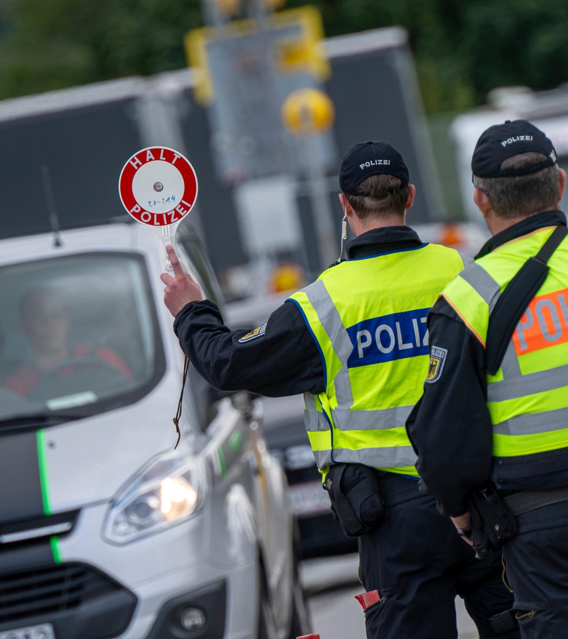 Bayern, Kiefersfelden: Polizisten kontrollieren am Grenzübergang Kiefersfelden den aus Österreich kommenden Verkehr.