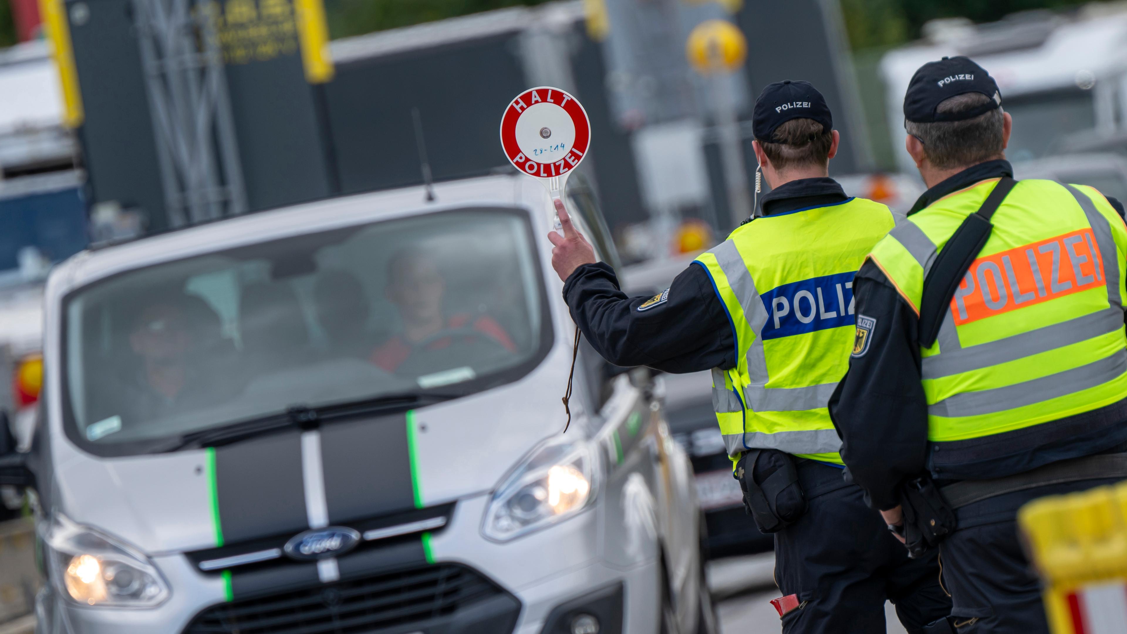 Bayern, Kiefersfelden: Polizisten kontrollieren am Grenzübergang Kiefersfelden den aus Österreich kommenden Verkehr.