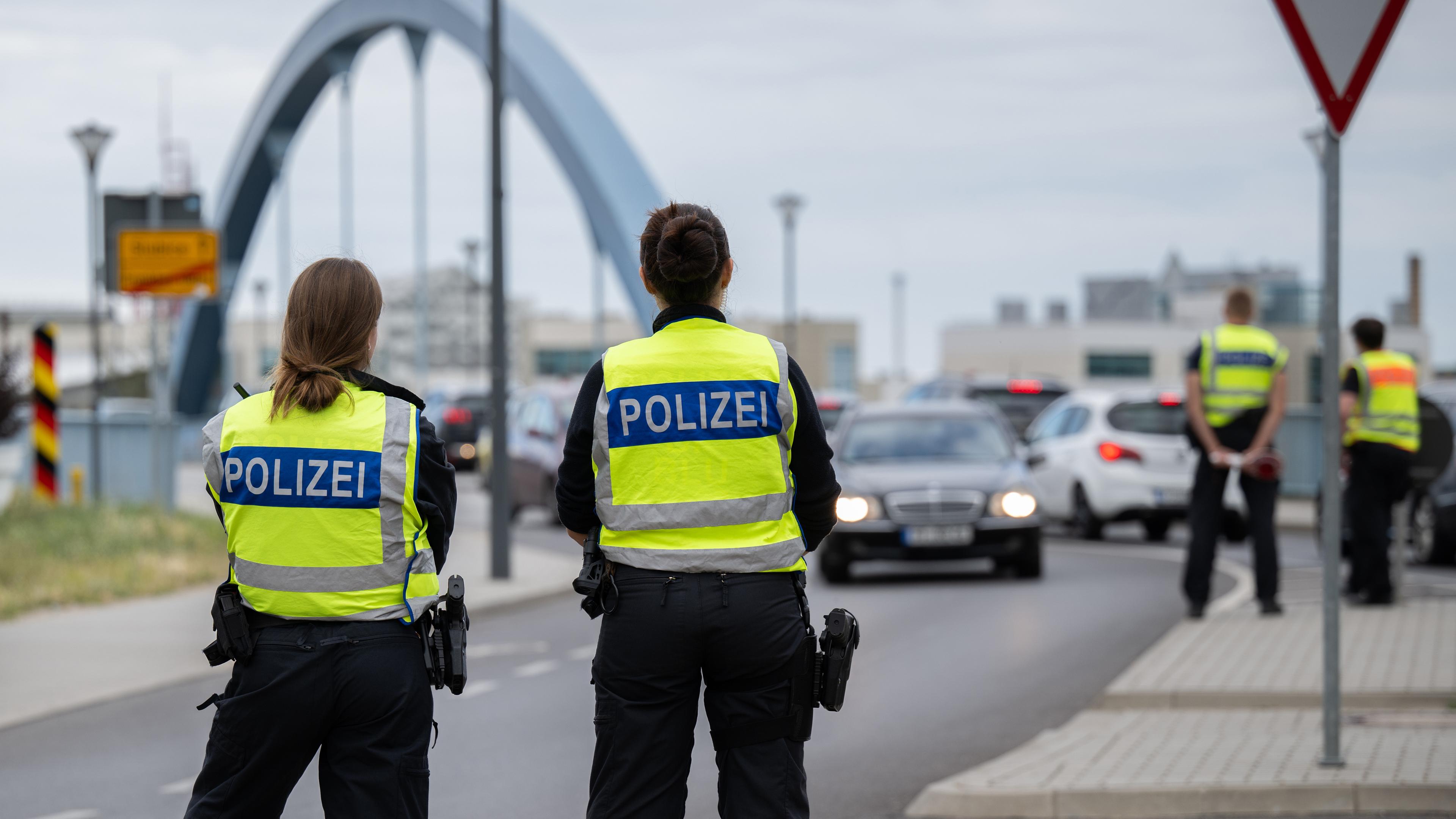 Brandenburg, Frankfurt (Oder): Polizisten stehen an der deutsch-polnischen Grenze. 