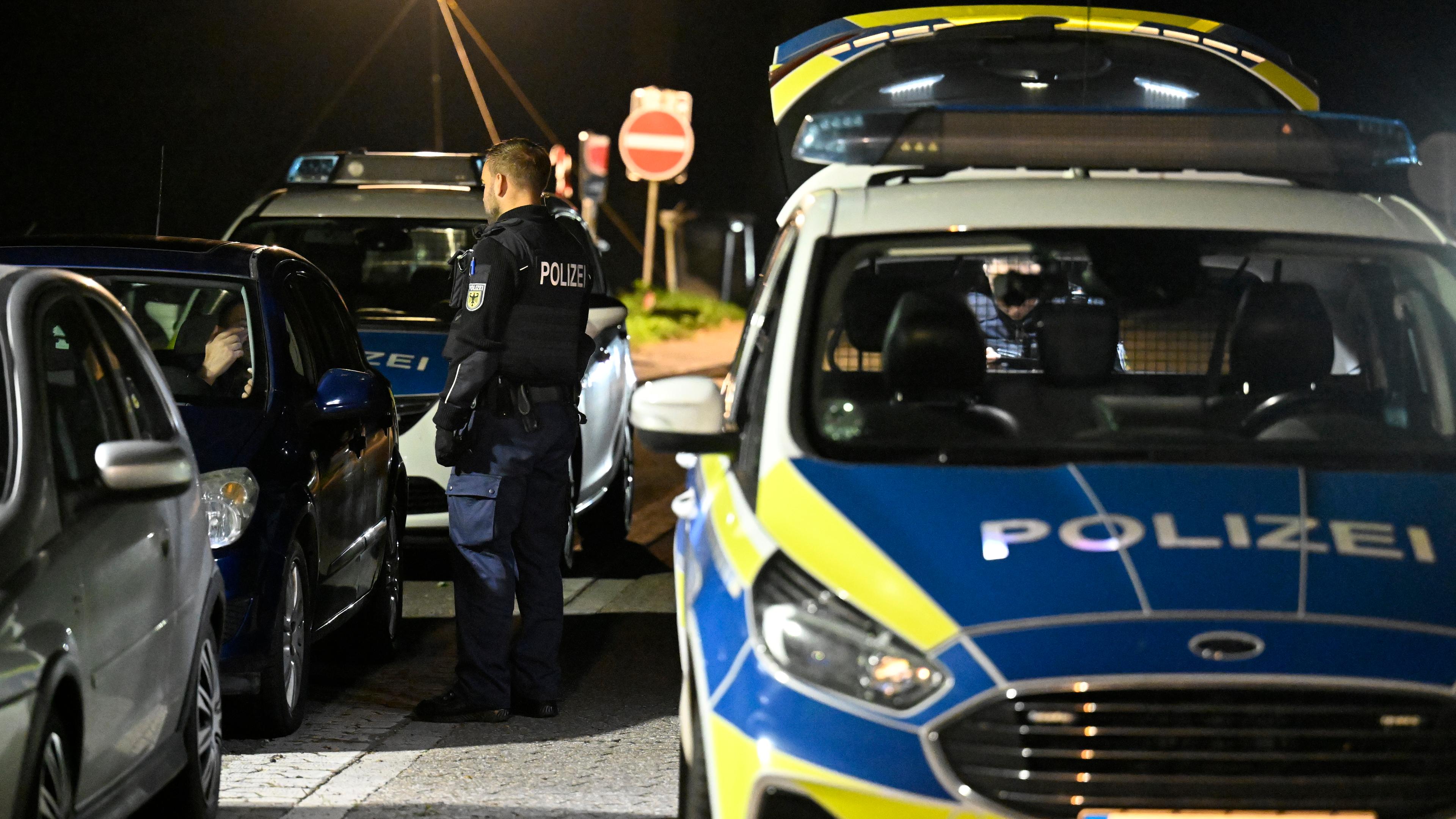 Nordrhein-Westfalen, Aachen: Polizisten kontrollieren Fahrzeuge an der Grenze zu Belgien.