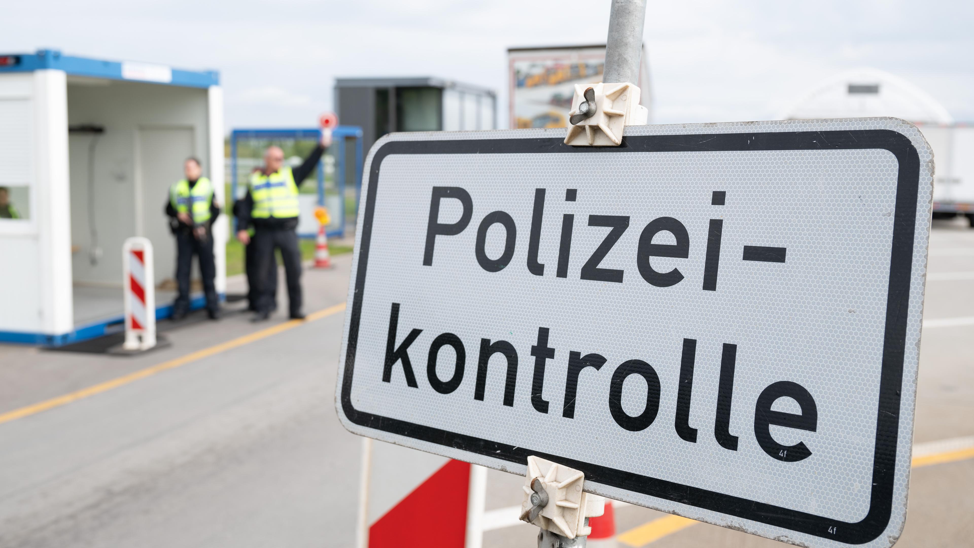 Bundespolizisten stehen anlässlich von Grenzkontrollen vor Beginn der Fußball-EM auf dem Rastplatz ·Am Heideholz· an der Autobahn 17 nahe der deutsch-tschechischen Grenze. 