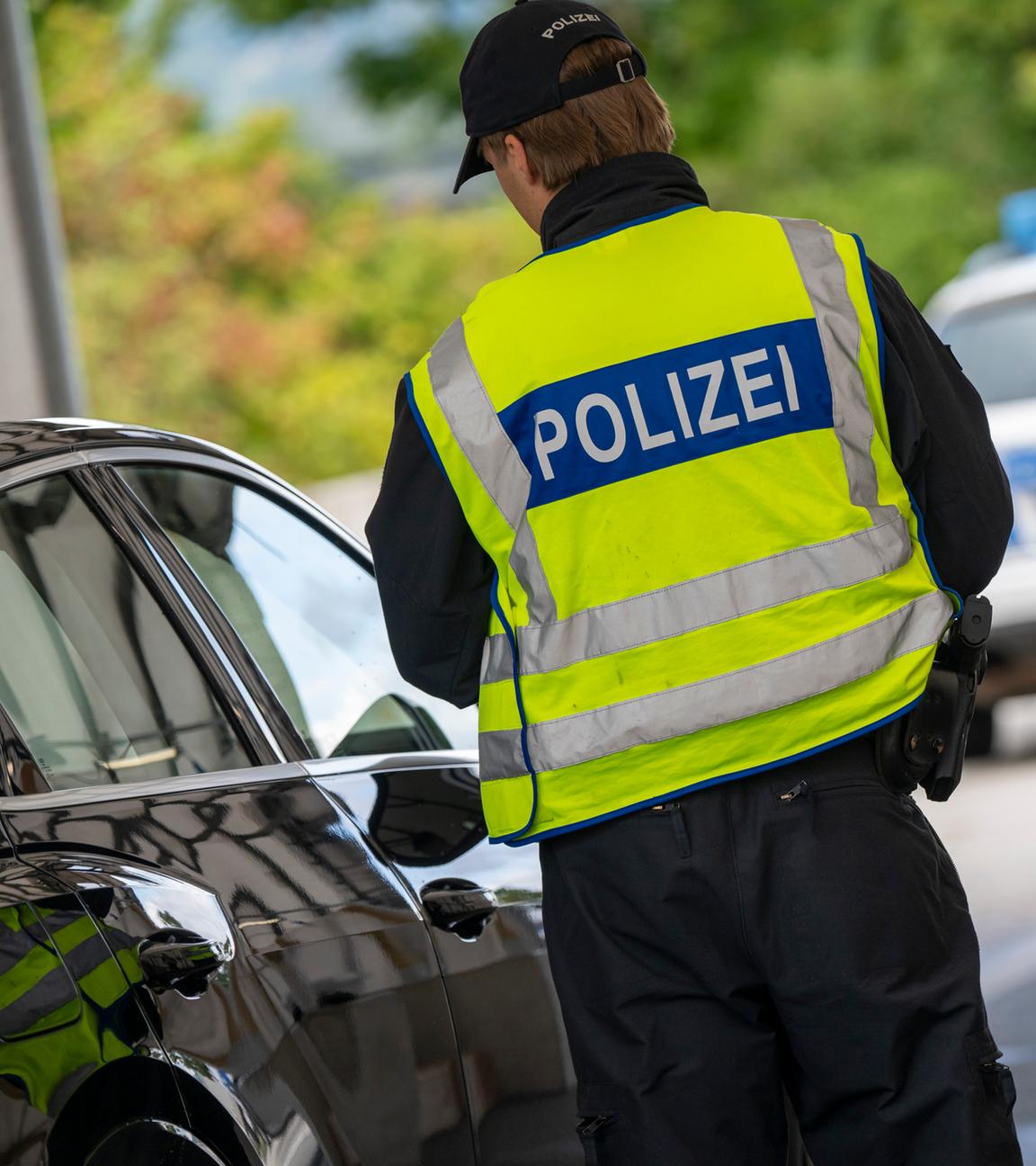 Polizist bei der Granzkontrolle.