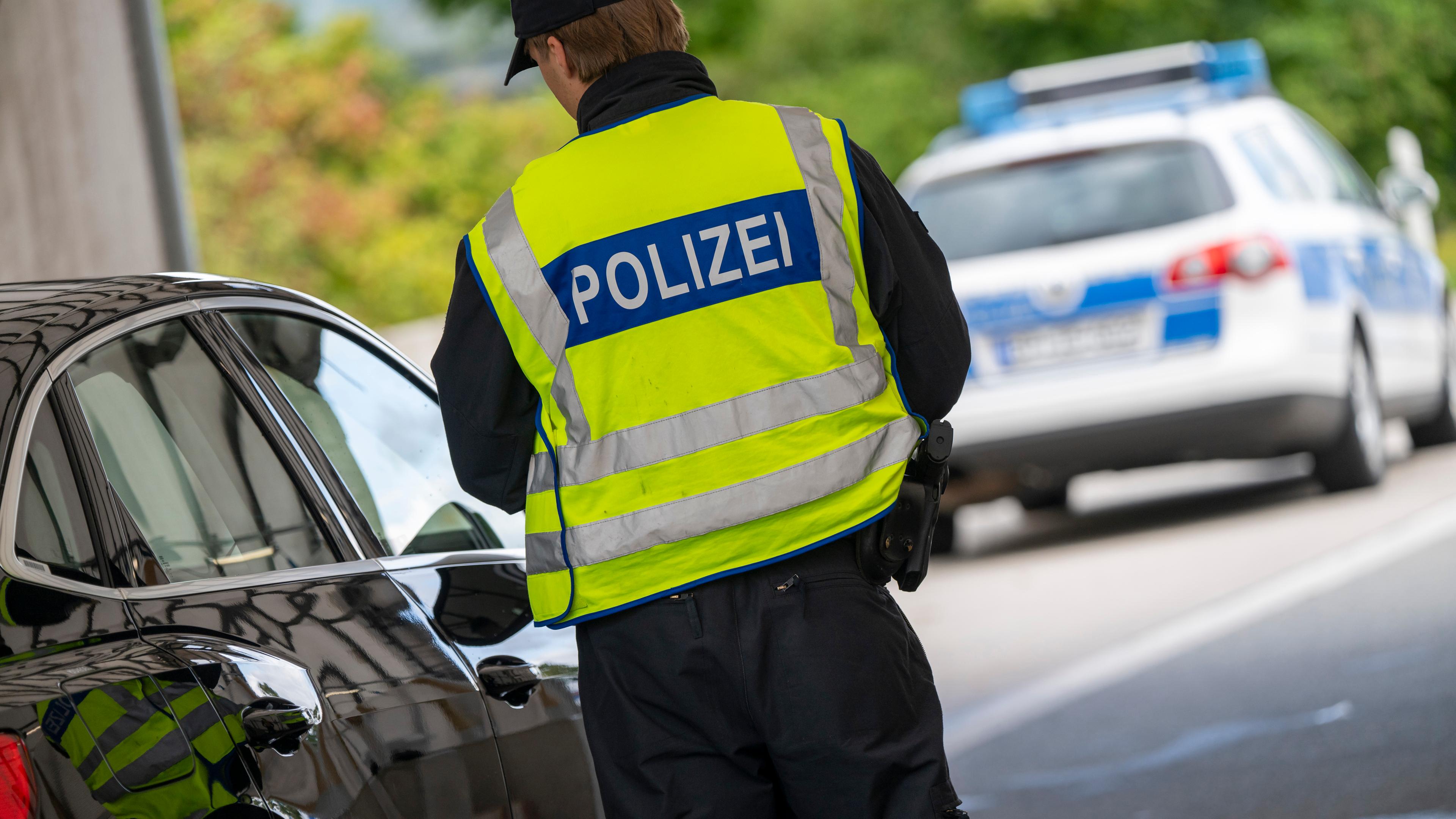 Polizist bei der Granzkontrolle.