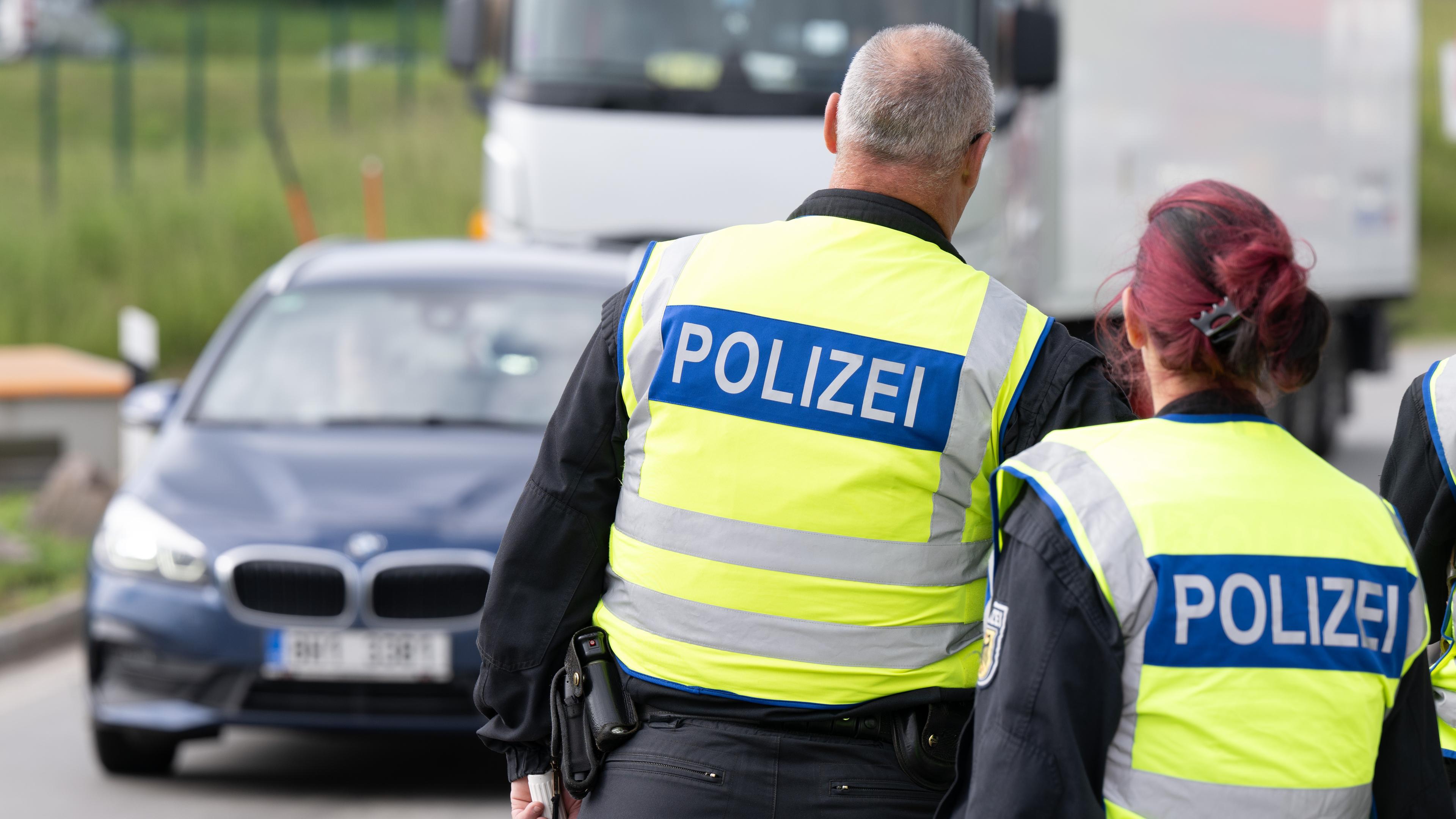 Bundespolizisten stehen anlässlich von Grenzkontrollen vor Beginn der Fußball-EM auf dem Rastplatz "Am Heideholz" an der Autobahn 17 nahe der deutsch-tschechischen Grenze.