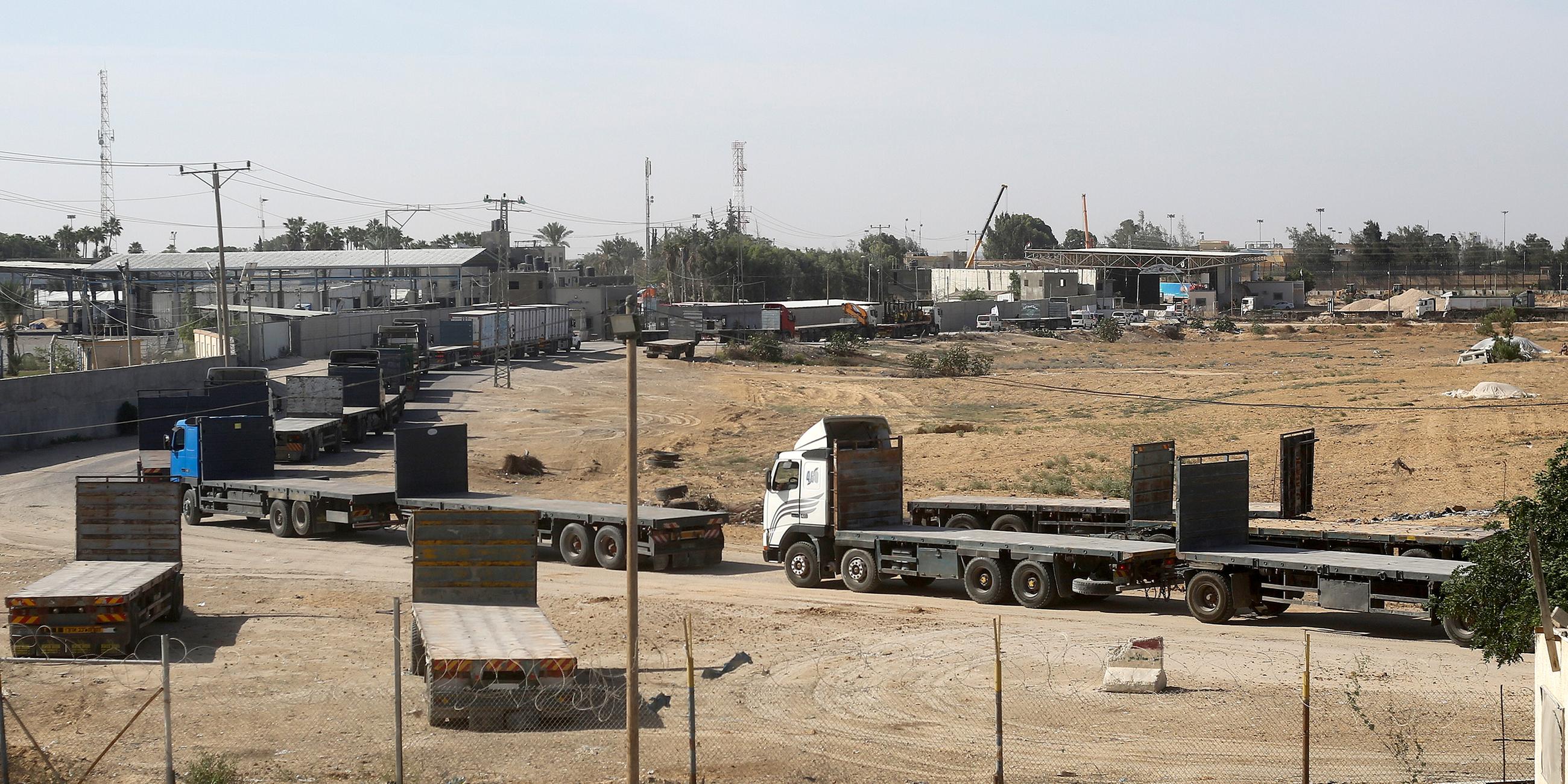 Palästinensische Lastwagen stehen im Gazastreifen am Grenzübergang Rafah zu Ägypten an