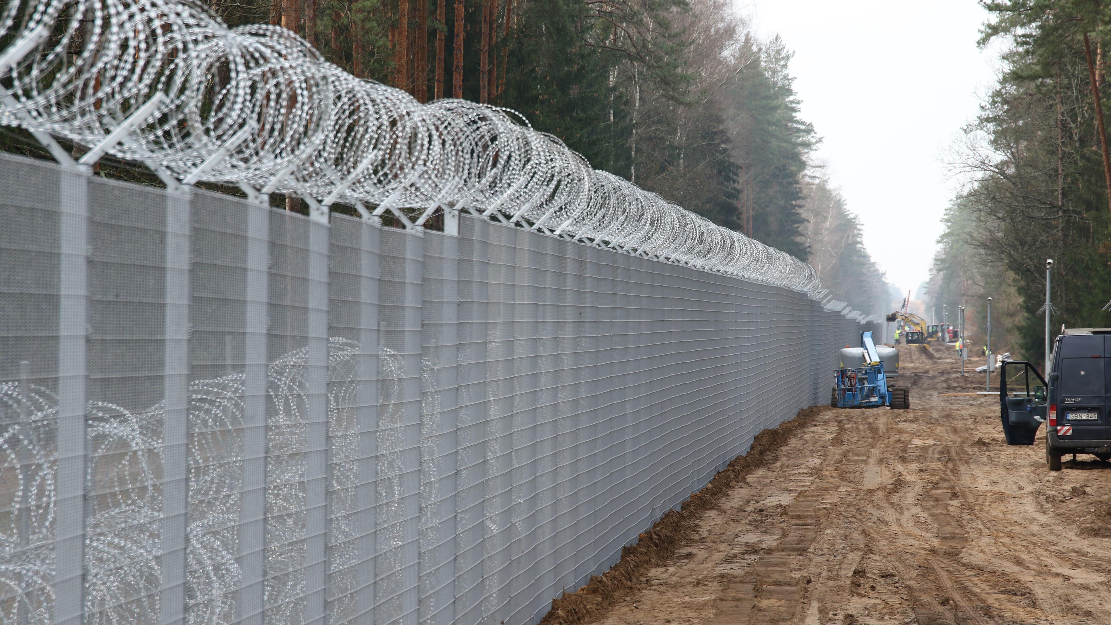 An der Grenze zwischen Litauen und Belarus steht ein Grenzzaun mit Stacheldraht. So will Litauen illegale Migranten zurückhalten.