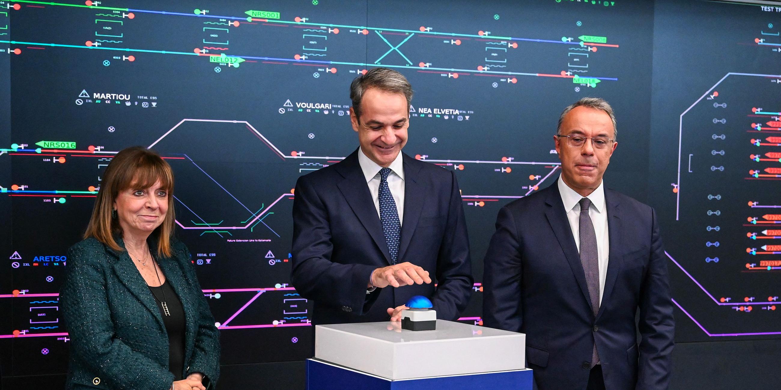 Der griechische Premierminister Kyriakos Mitsotakis (Mitte) weiht in Thessaloniki die U-Bahn von Thessaloniki ein