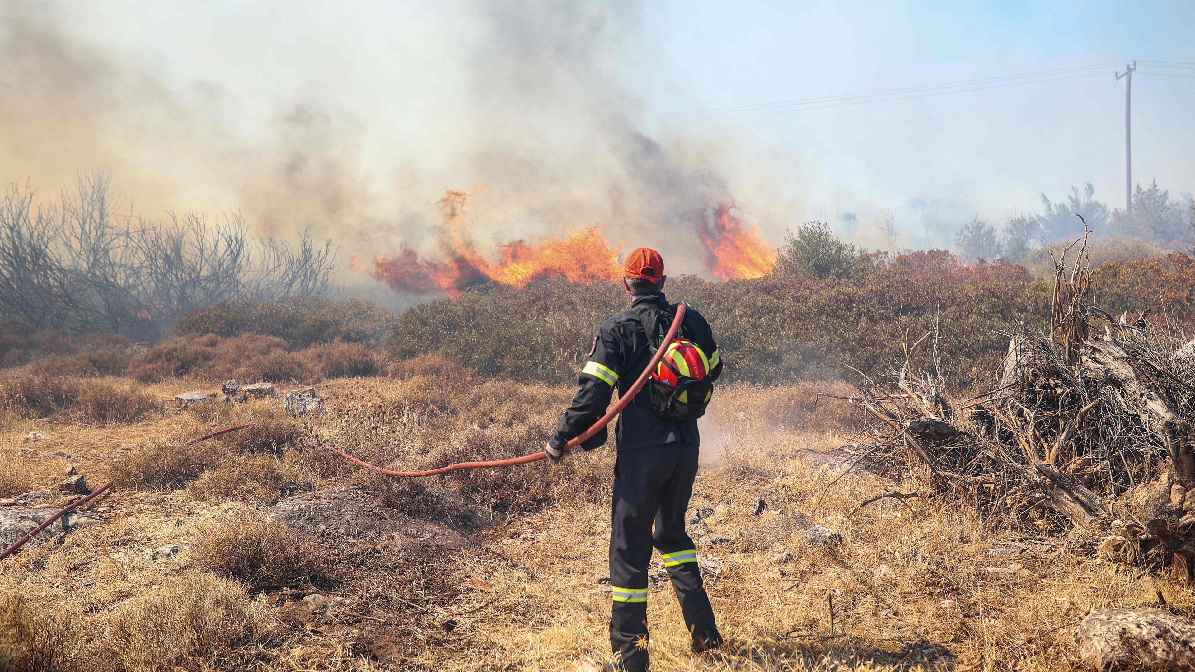 Feuerwehrleute versuchen am 12. August 2024, einen Waldbrand in der Region Ano Souli in Attika zu löschen