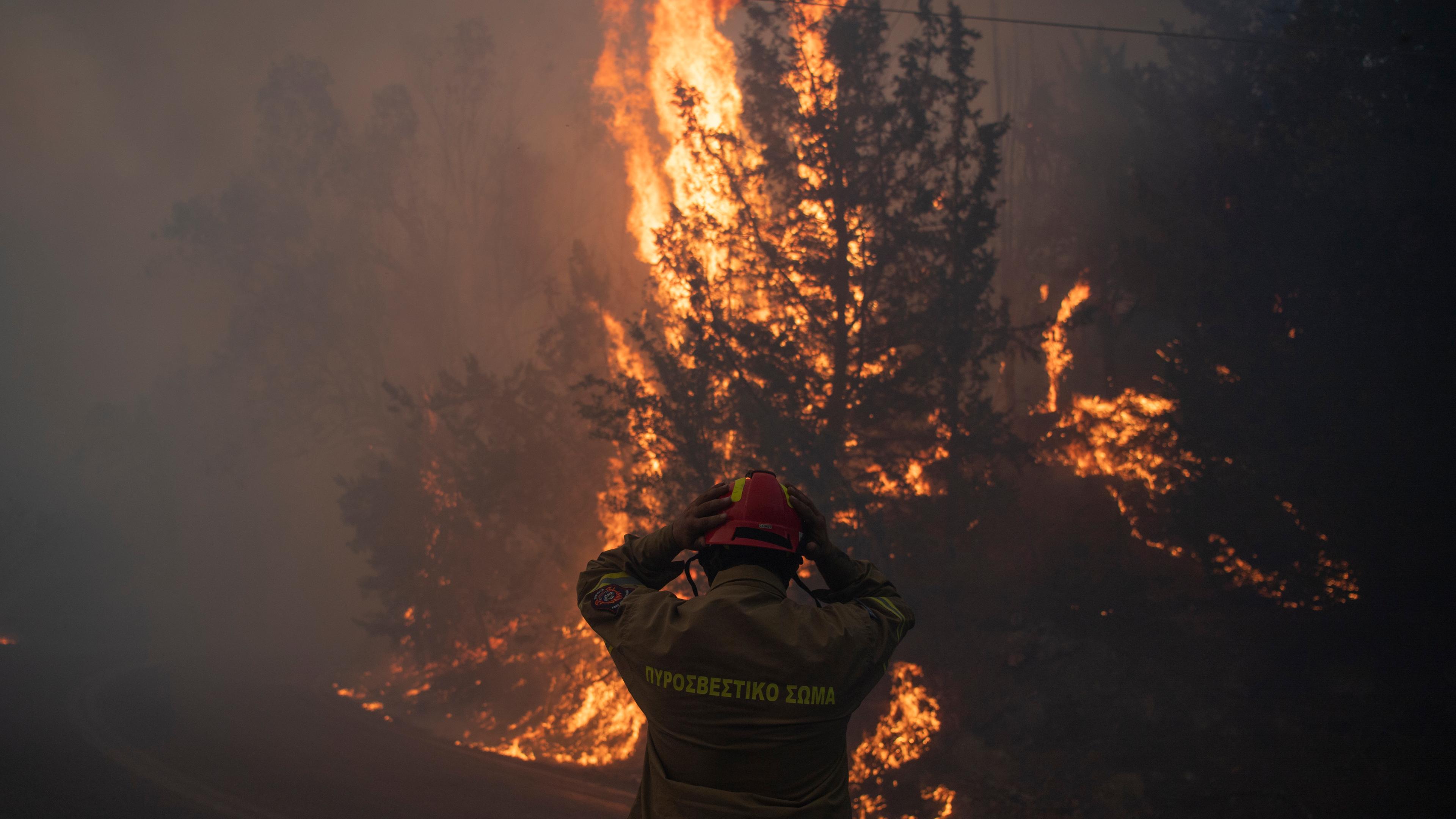 Ein Feuerwehrmann rückt seinen Helm im Dorf Varnava während eines Waldbrandes zurecht.