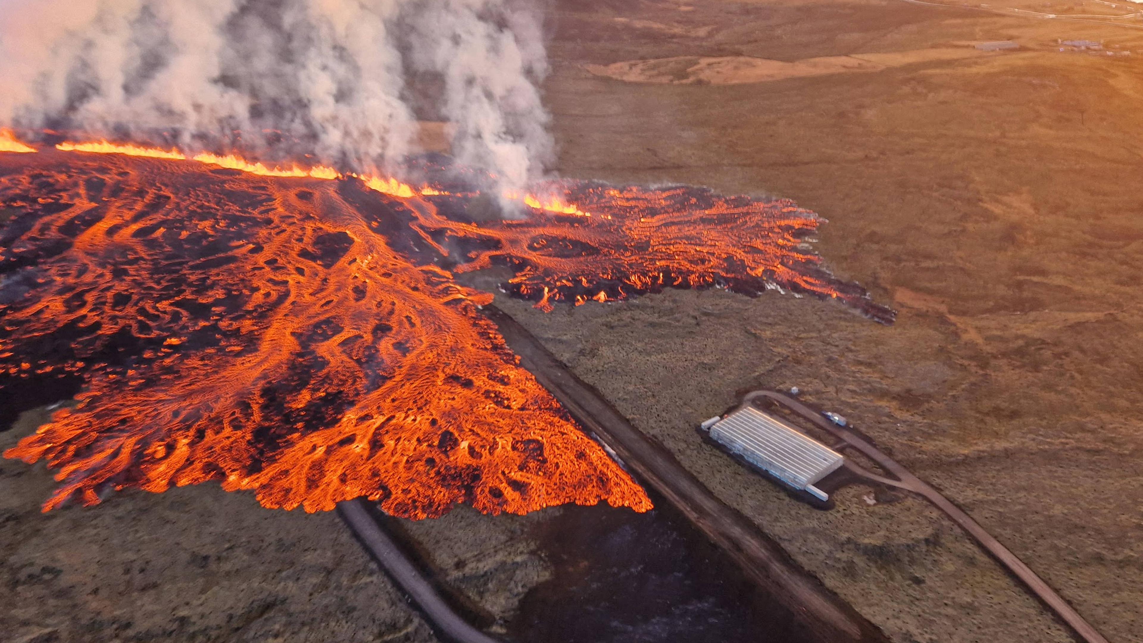 Rotglühende Lava fließt über das Land