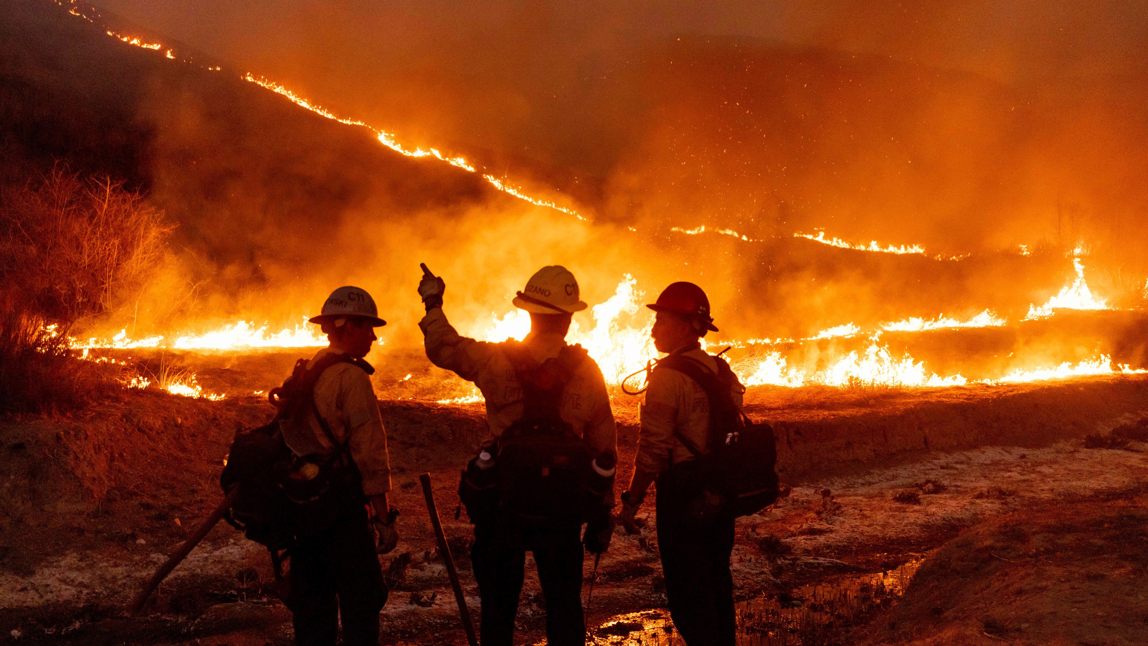 USA, Los Angeles: Feuerwehrleute bekämpfen das Kenneth-Feuer im Stadtteil West Hills von Los Angeles.