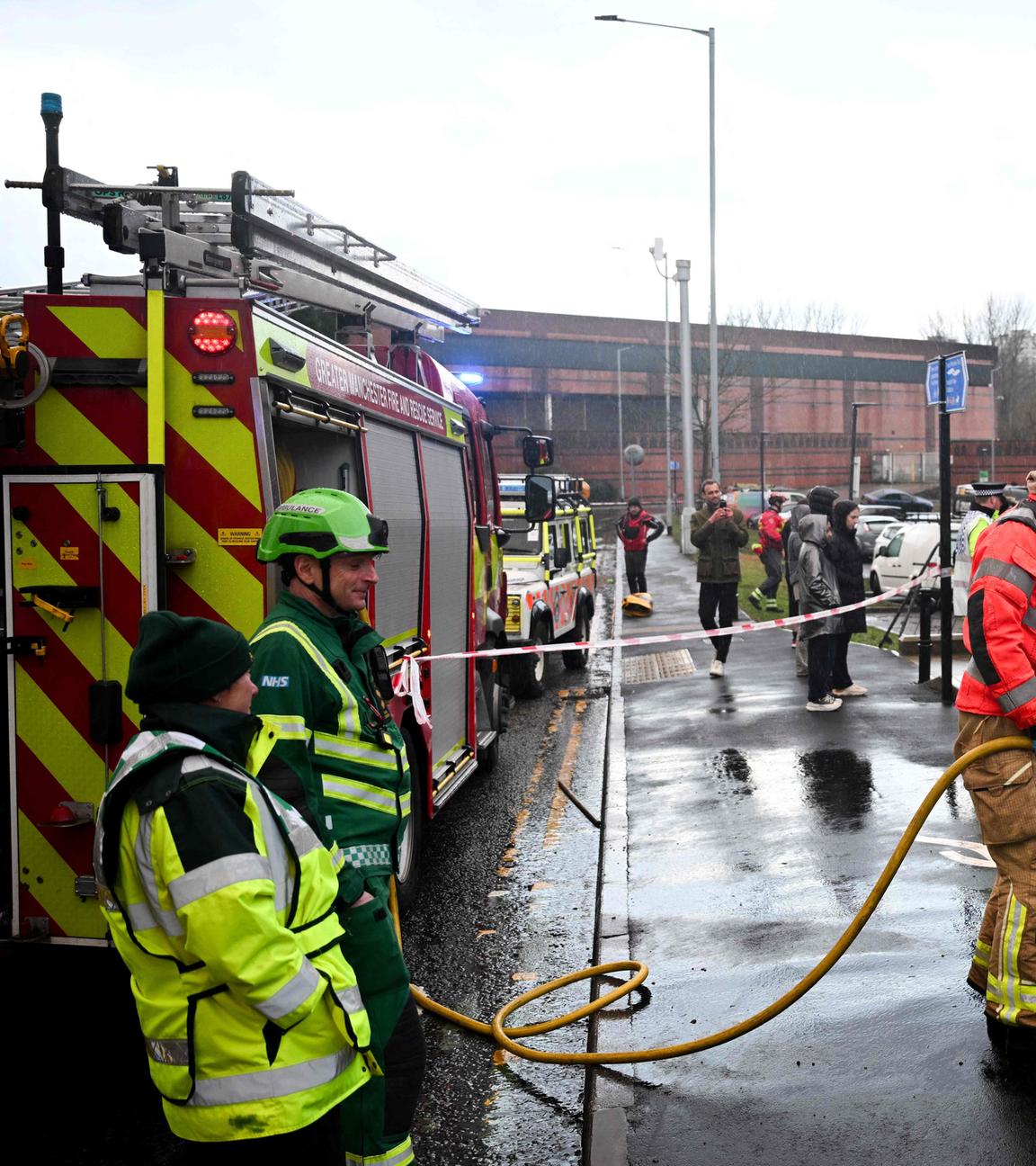 Die Feuerwehr evakuiert ein Gebäude wegen Hochwasser.