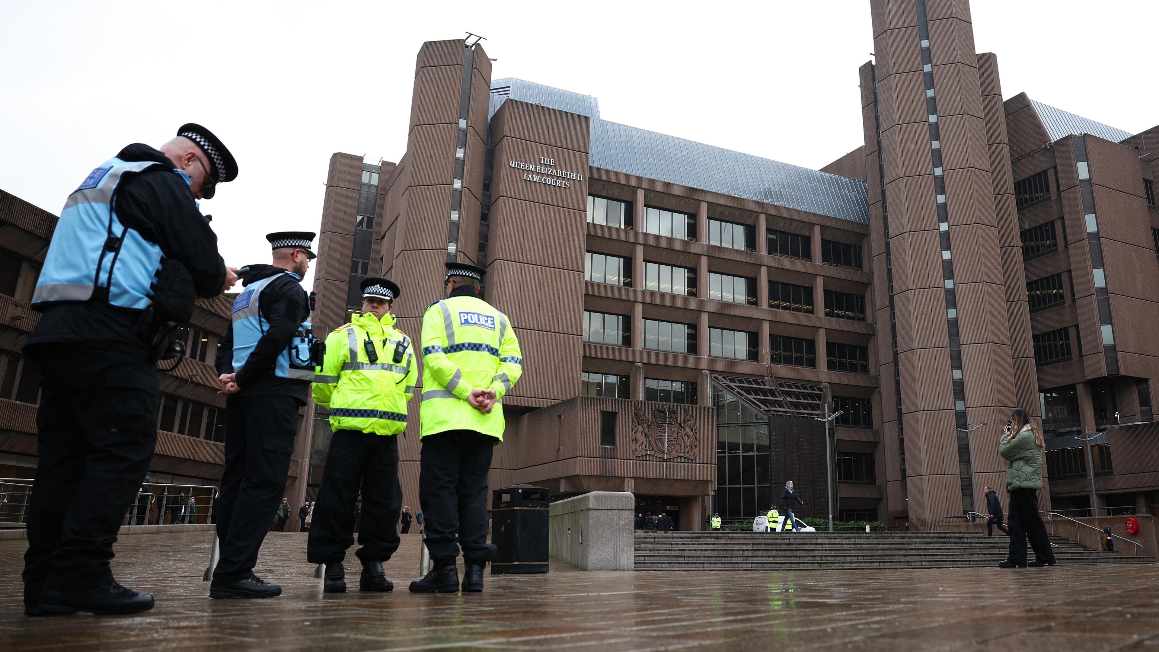 Polizeibeamte stehen vor dem Liverpool Crown Court, während der Prozess gegen den Angeklagten Axel Rudakubana in Liverpool, Großbritannien, beginnen soll.