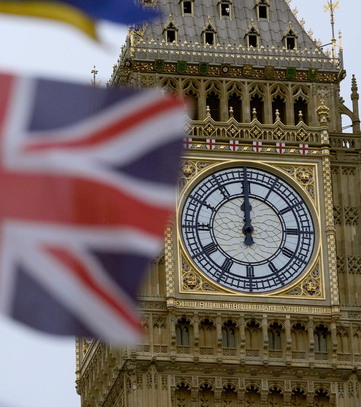 London Tower Bridge, davor weht die Flagge Großbritanniens