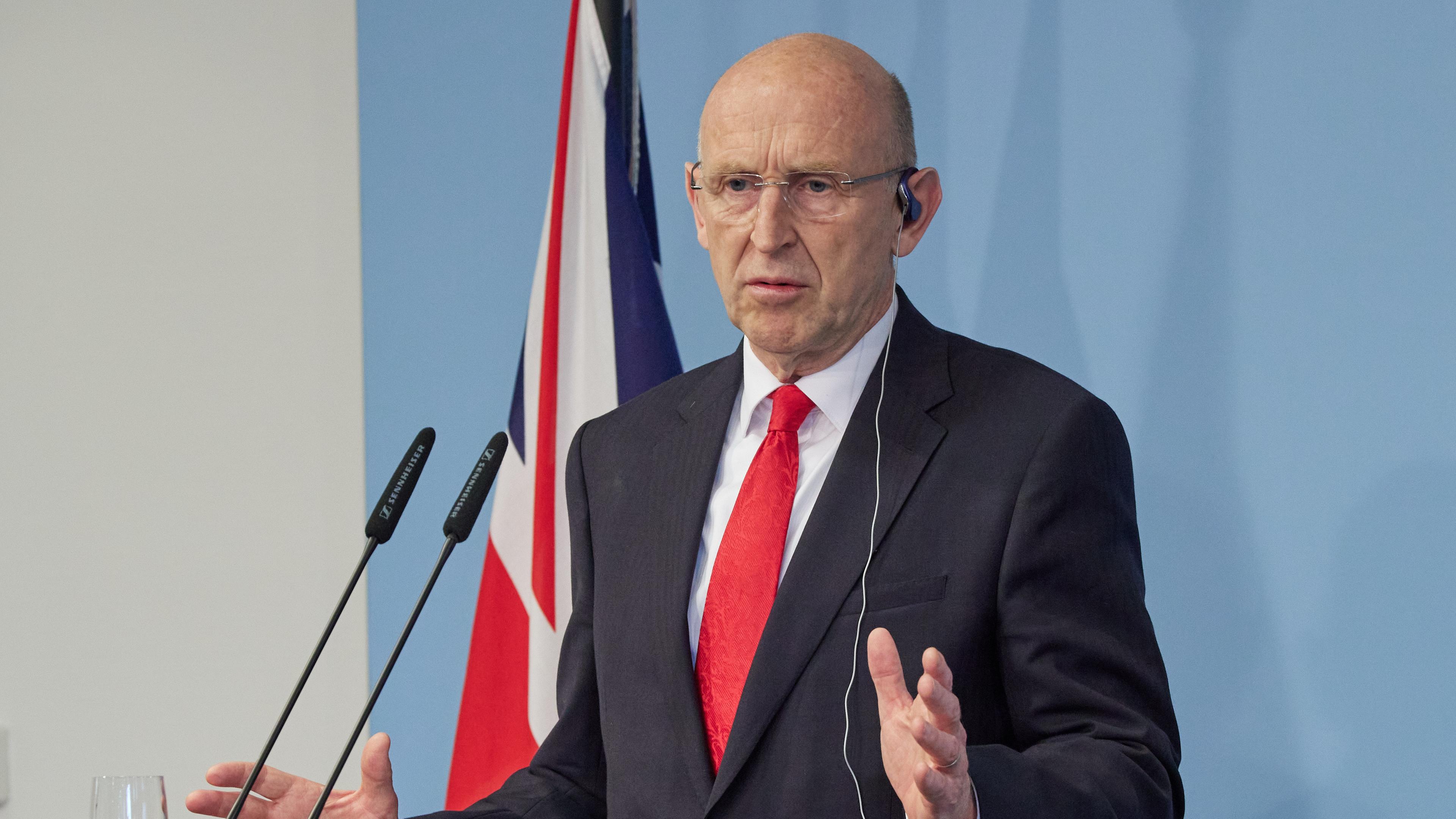 John Healey, Verteidigungsminister aus Großbritannien, spricht auf einer Pressekonferenz.