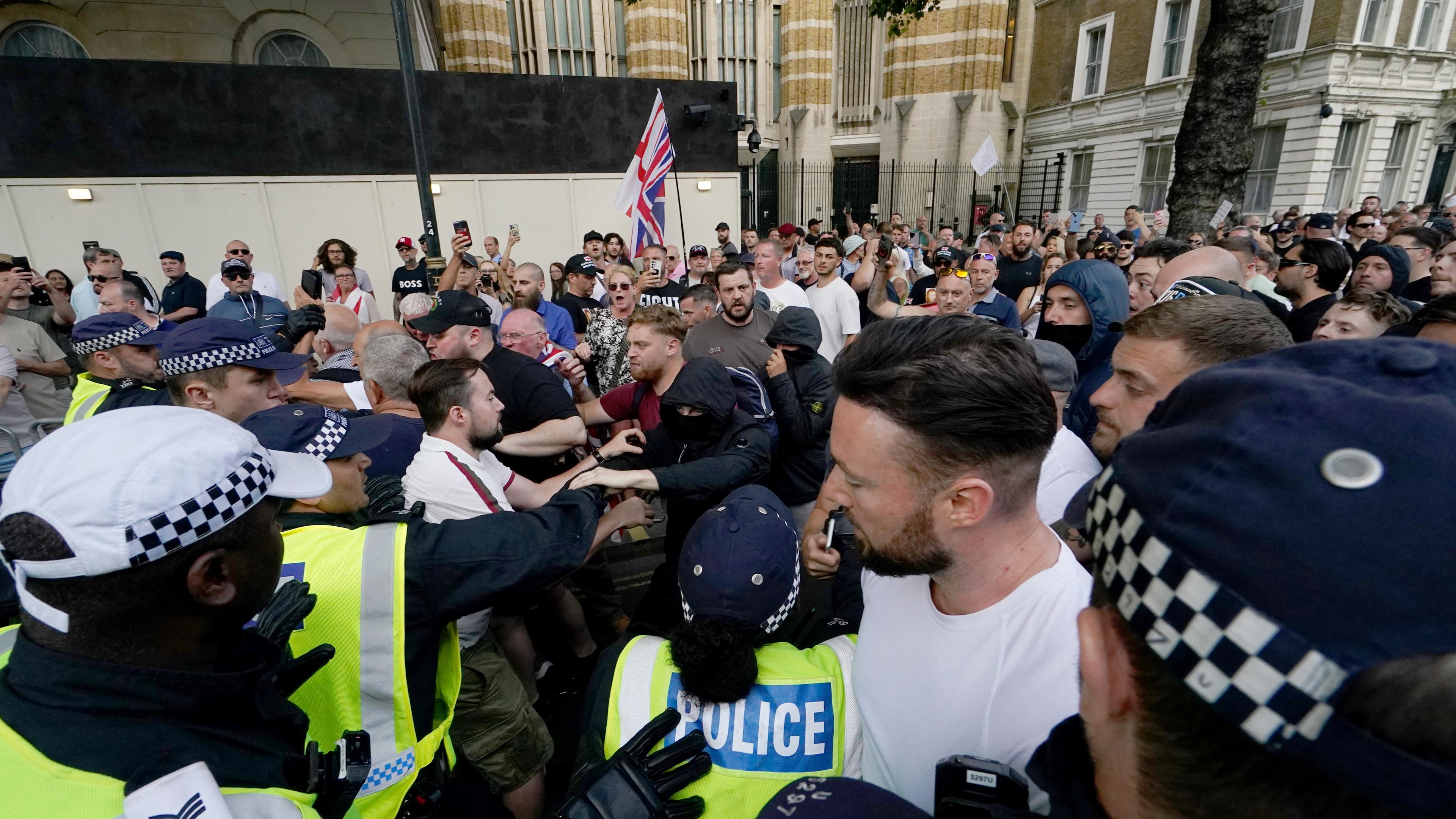 Polizisten geraten in London mit Demonstranten aneinander.