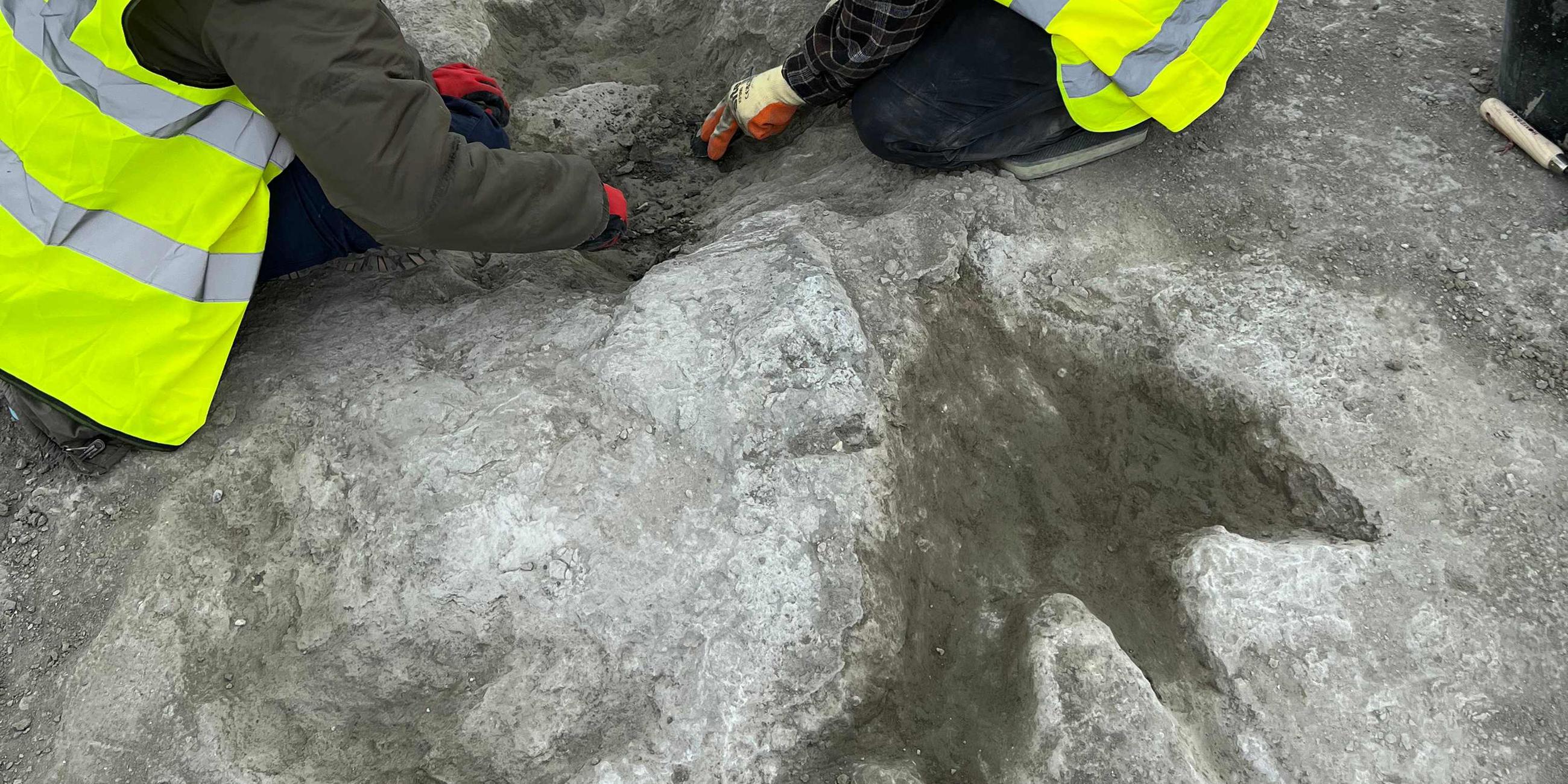 Großbritannien, Oxfordshire: Fast 200 Dinosaurier-Fußabdrücke wurden diesen Sommer in einem Steinbruch in Oxfordshire entdeckt