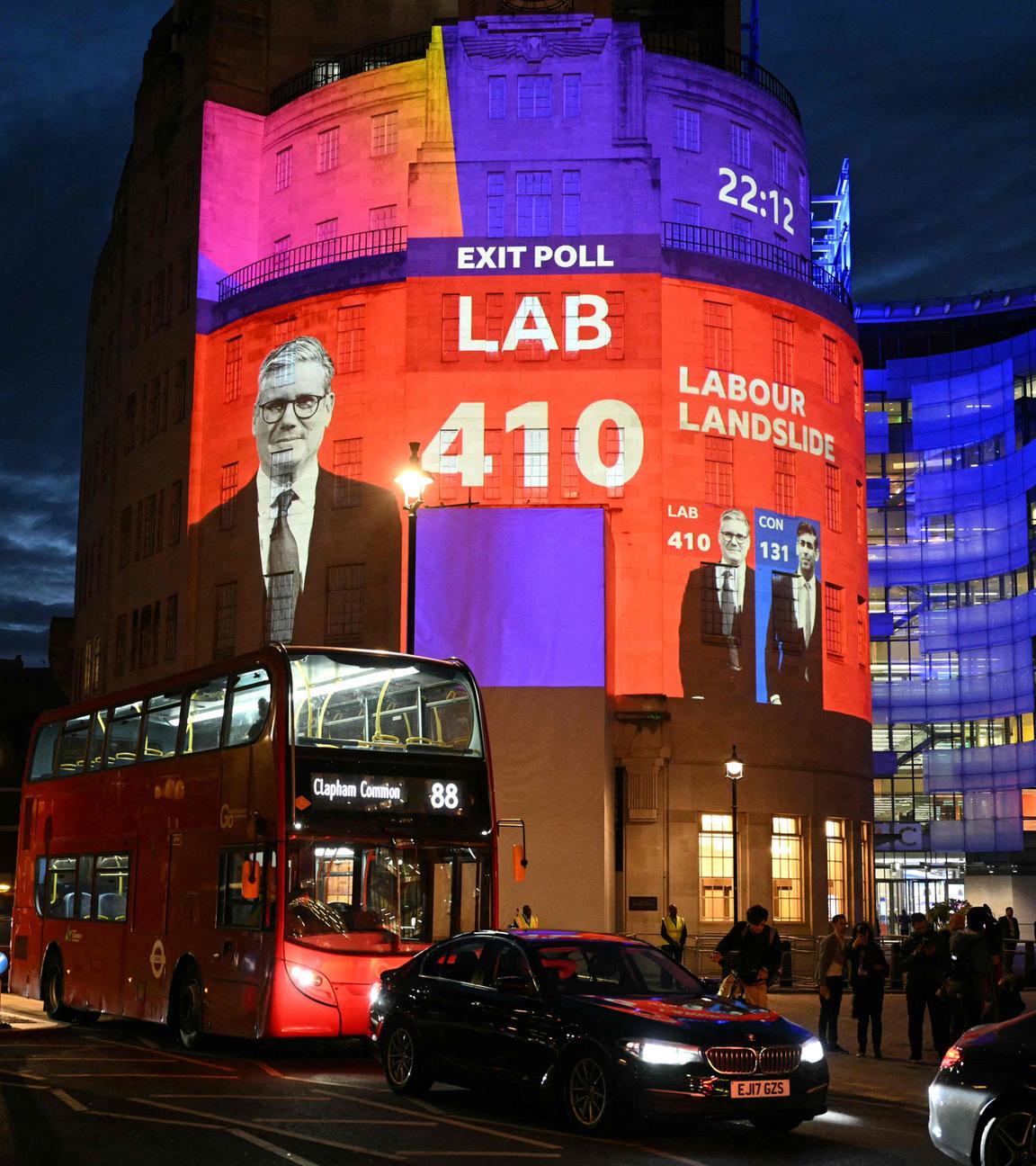 Das Ergebnis einer Wahlprogrose wird auf das Gebäude der BBC in London projeziert.