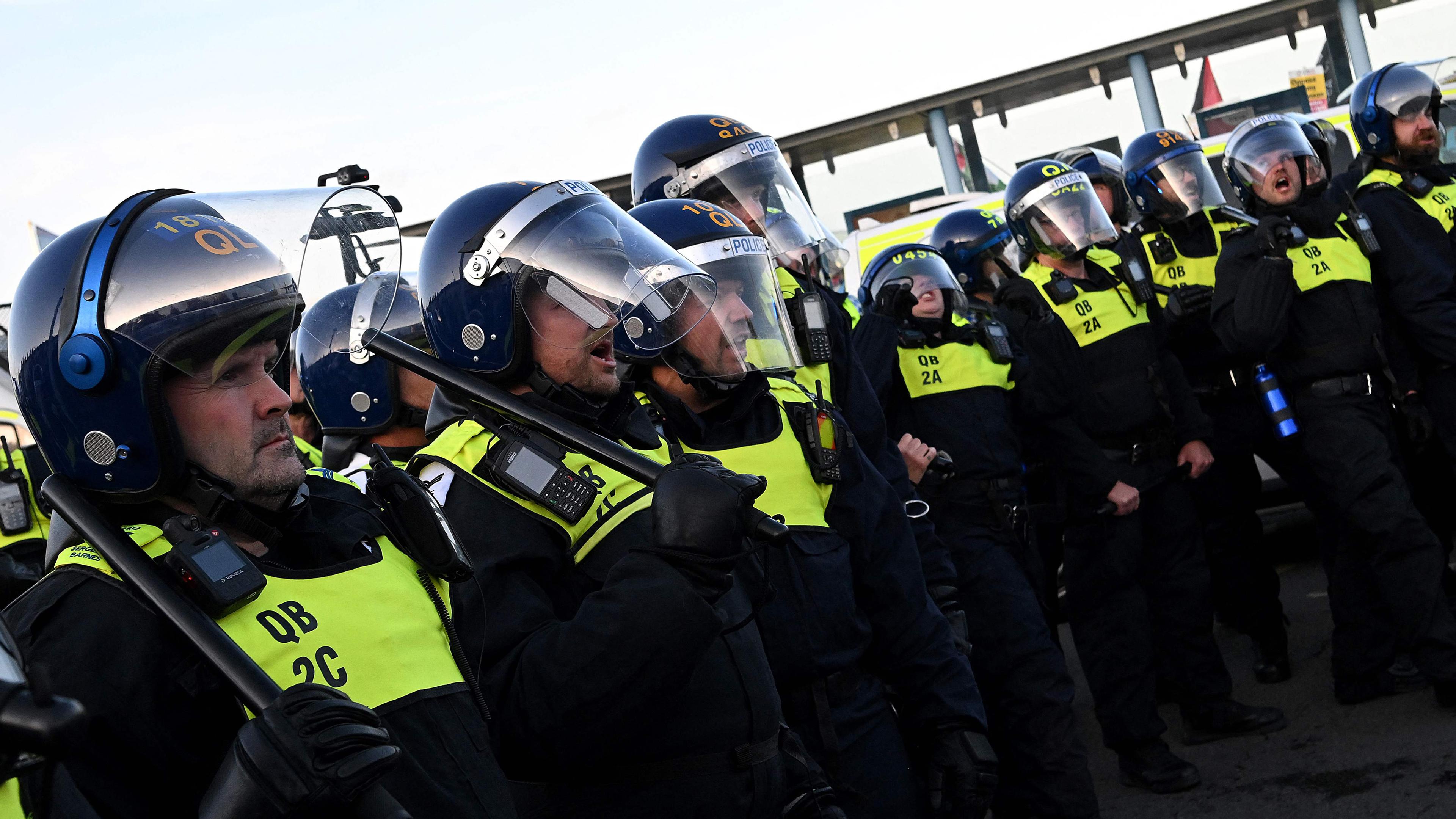 Großbritannien: Polizeikräfte vor einer rechten Demo in Weymouth