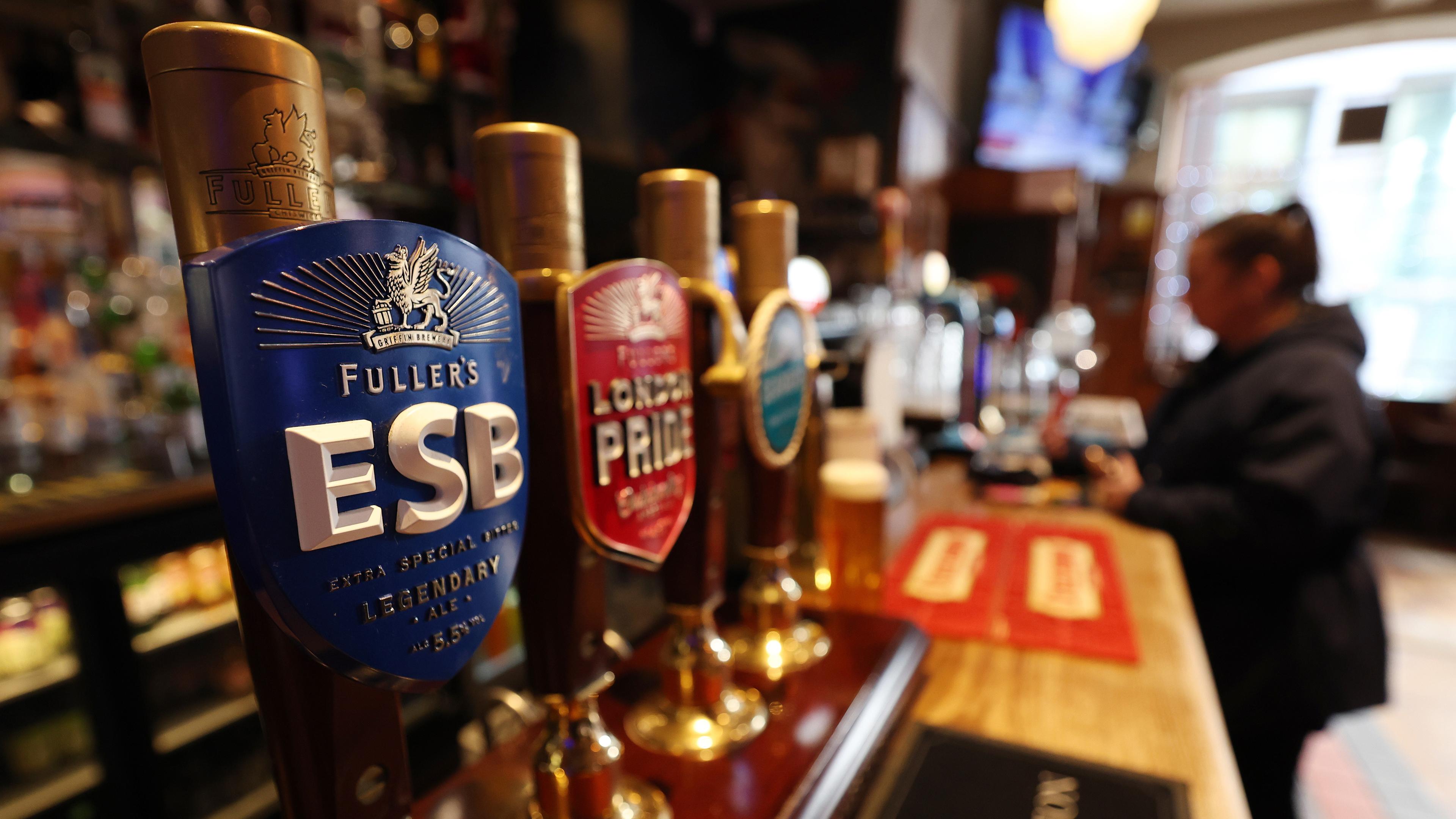 Bierzapfanlanlagen in einem Pub in London.